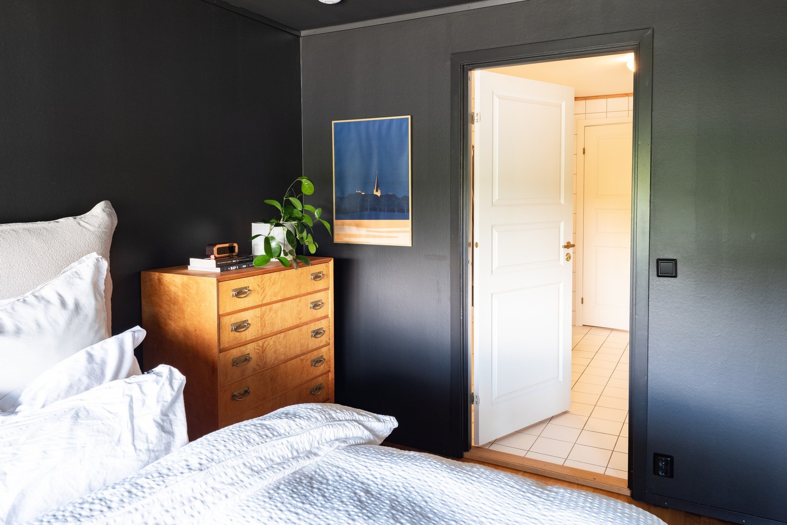 Fra soverommet har du direkte adkomst til badet. Galleribilde