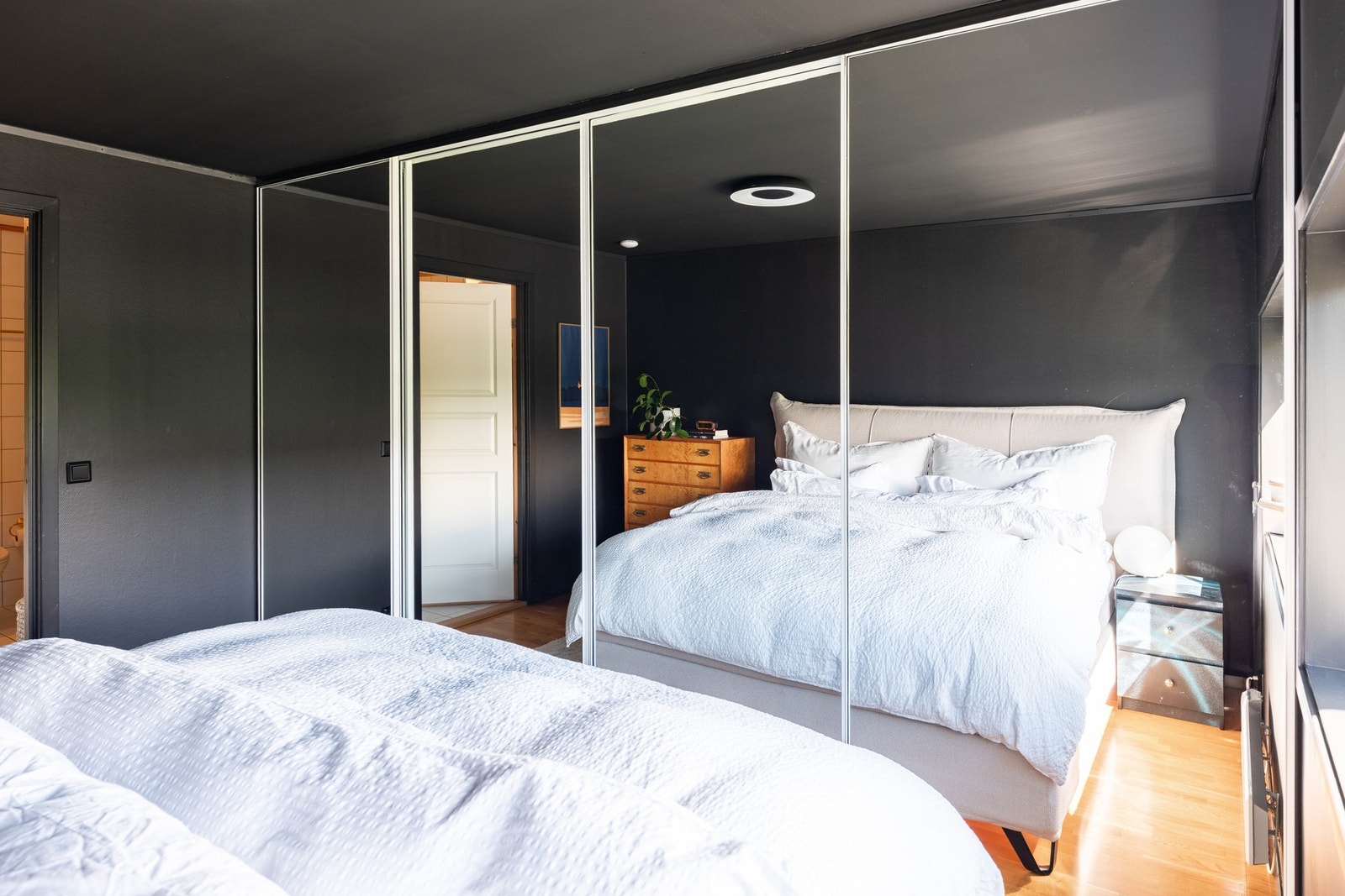 Garderobeskap med speil gir god plass til oppbevaring og medfølger naturligvis i handelen. Galleribilde