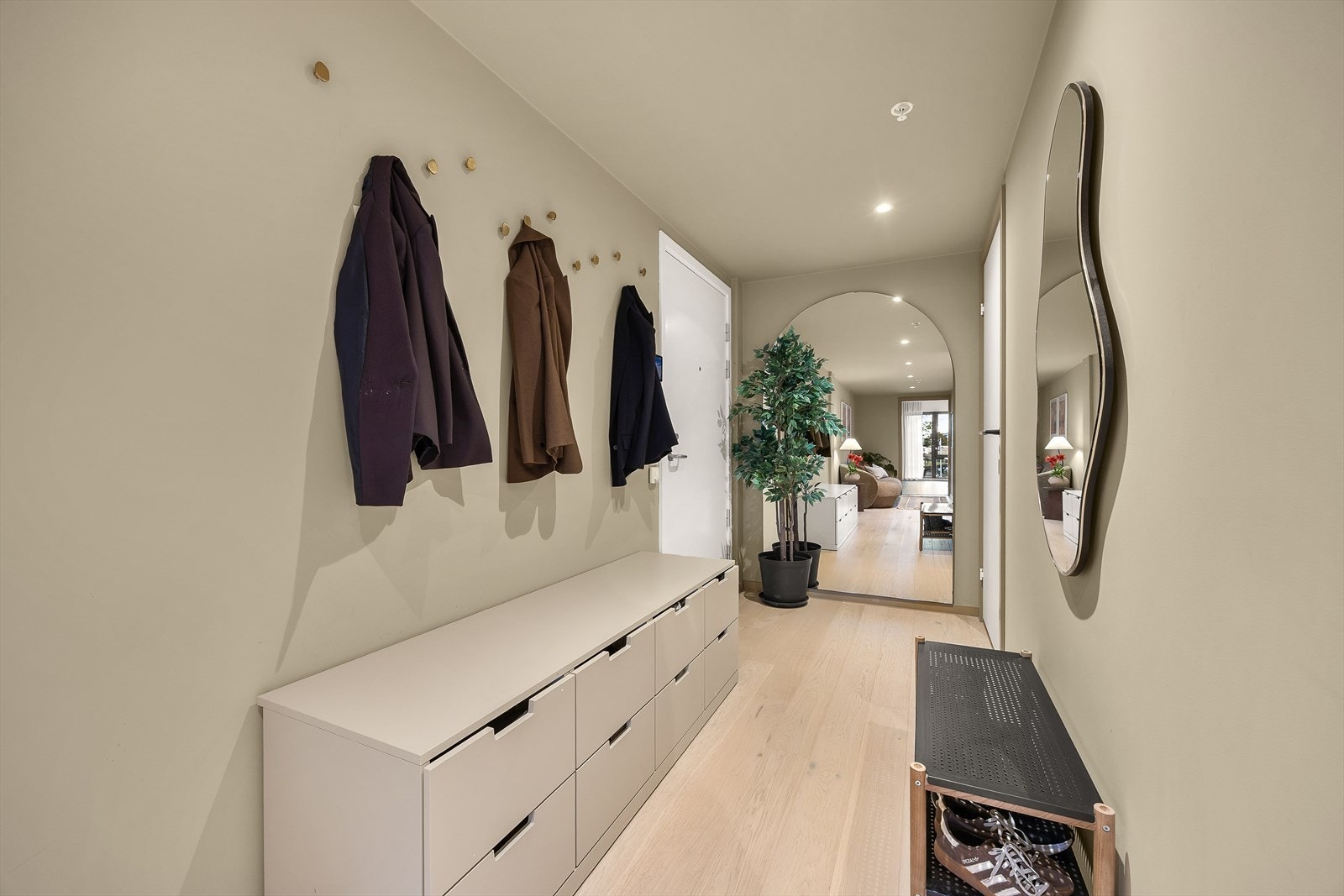 Innenfor døren kommer du inn i en praktisk og innbydende entré Galleribilde