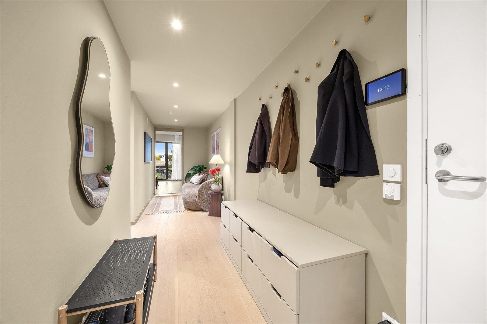 Her er det god plass til skoskap, oppheng og garderobeskap Galleribilde