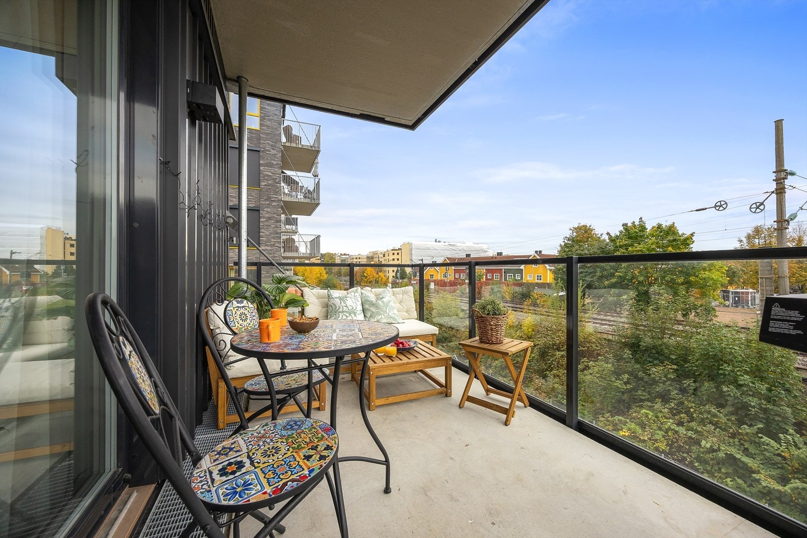 Balkonggulvet er av betong og rekkverket er av glass og metall Galleribilde