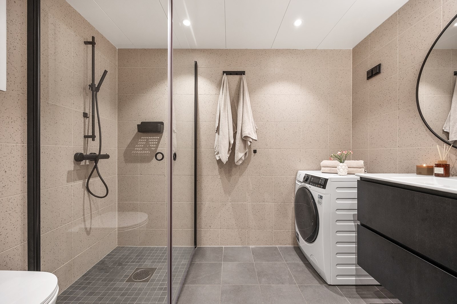 Det andre badet holder samme stilen og flislagte overflater, vannbåren gulvvarme, og downlights Galleribilde