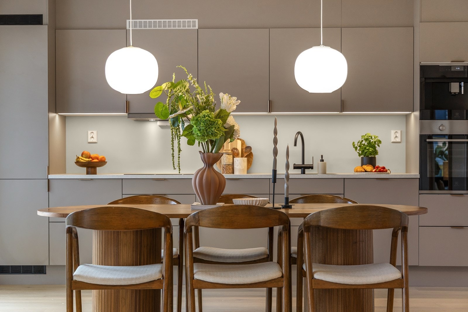 Fin og naturlig plass for middagsgjestene ved kjøkkenet Galleribilde