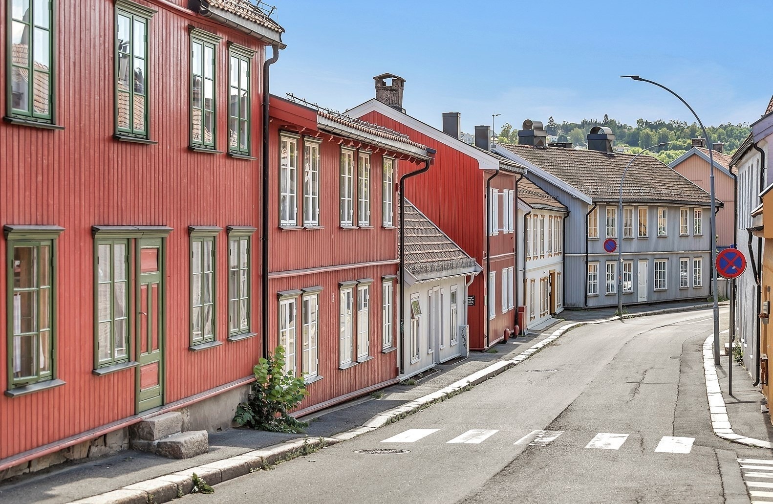 Sjarmerende trehusbebyggelse i området. Her kan du se husene som er brukt til innspilling av både Olsenbanden og Hjem til jul Galleribilde