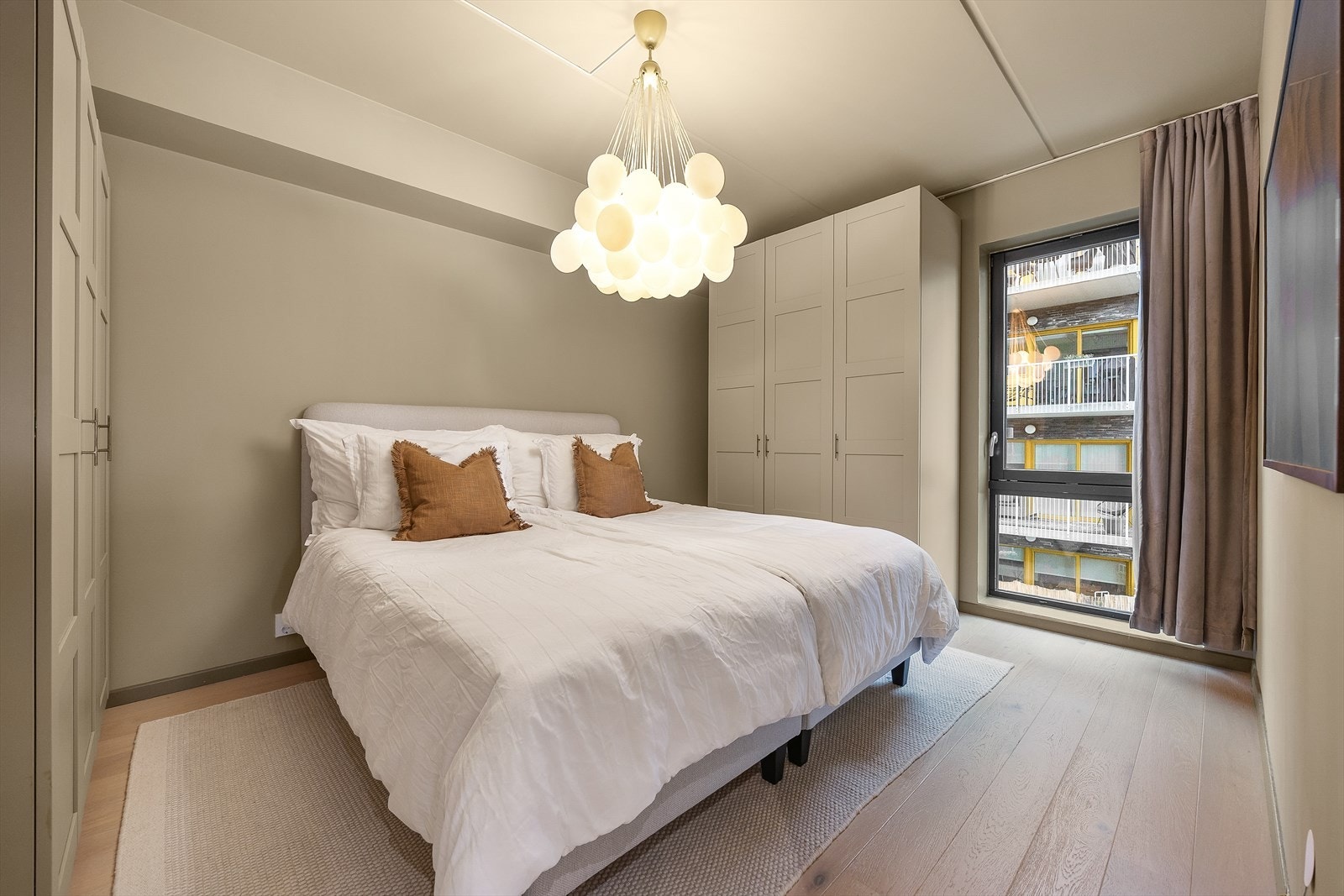 Det største soverommet har god plass til dobbeltseng og nattbord Galleribilde