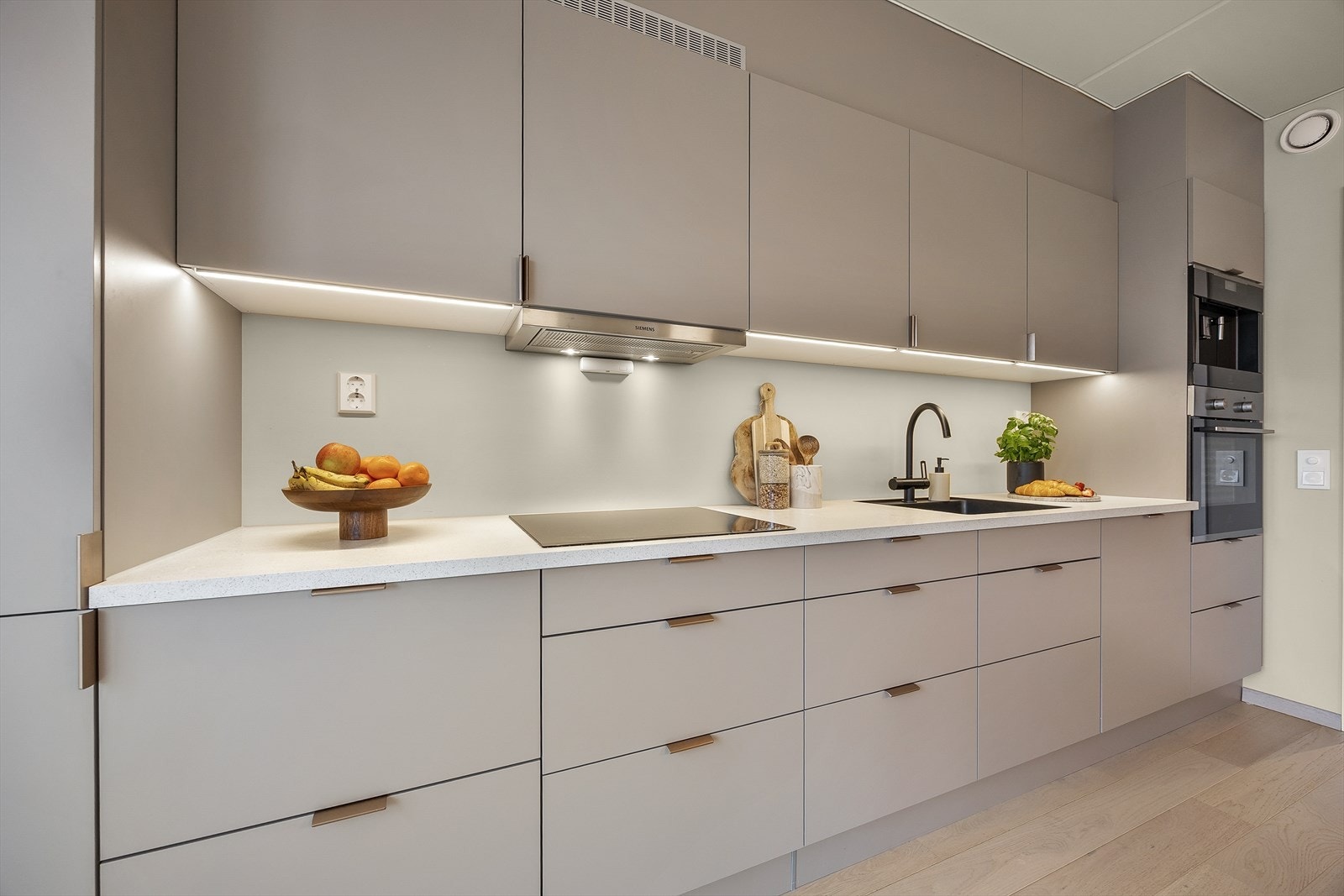 Den moderne HTH-innredningen har slette fronter og laminert benkeplate Galleribilde