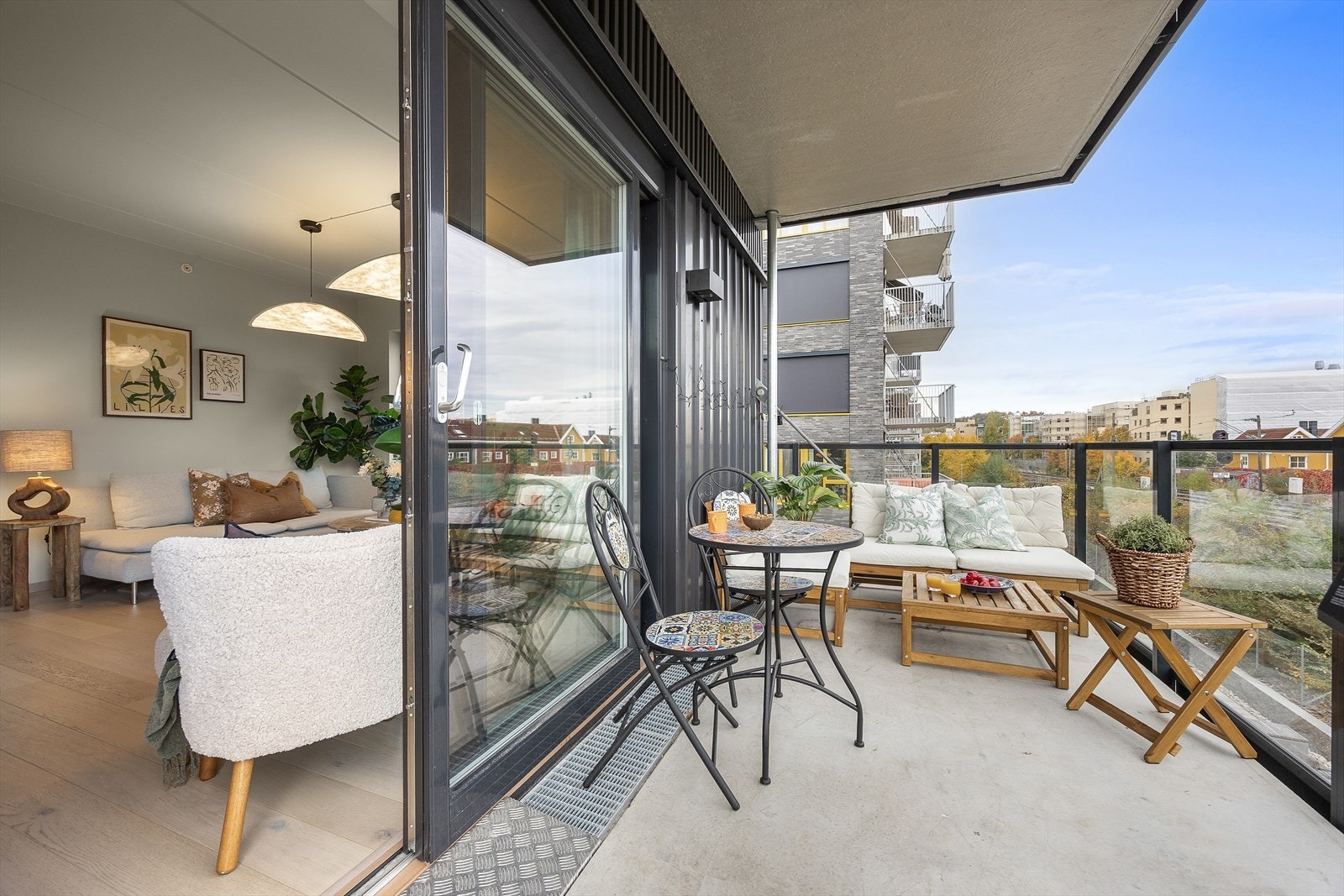 Stor og overbygd balkong på 9 m² Galleribilde