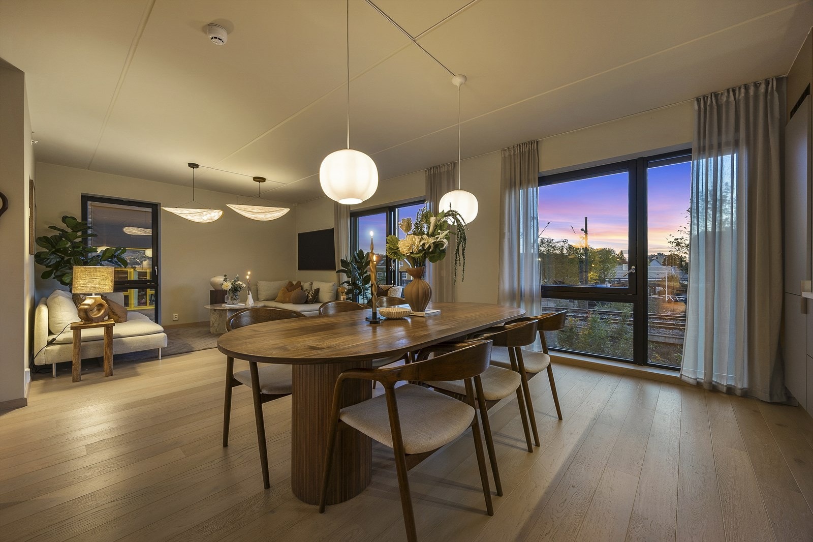 På kveldstid skaper belysningen en lun og innbydende atmosfære Galleribilde