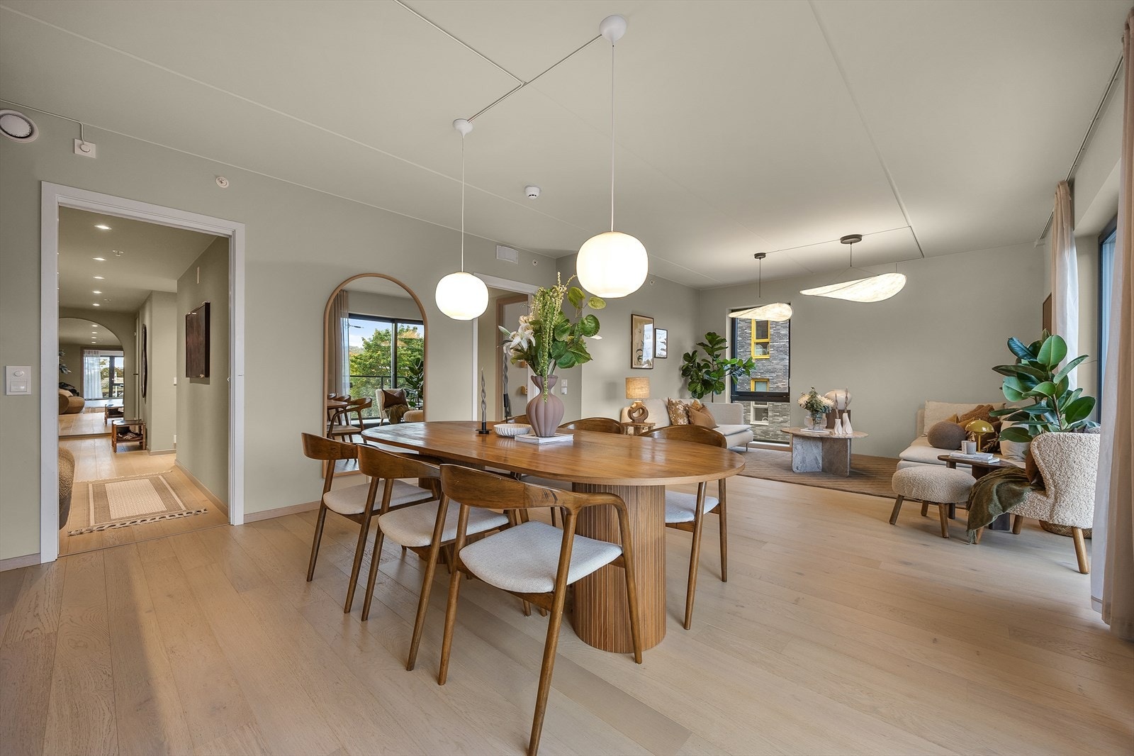 Overflatene er lysmalte, og gulvet er belagt med vakker parkett Galleribilde