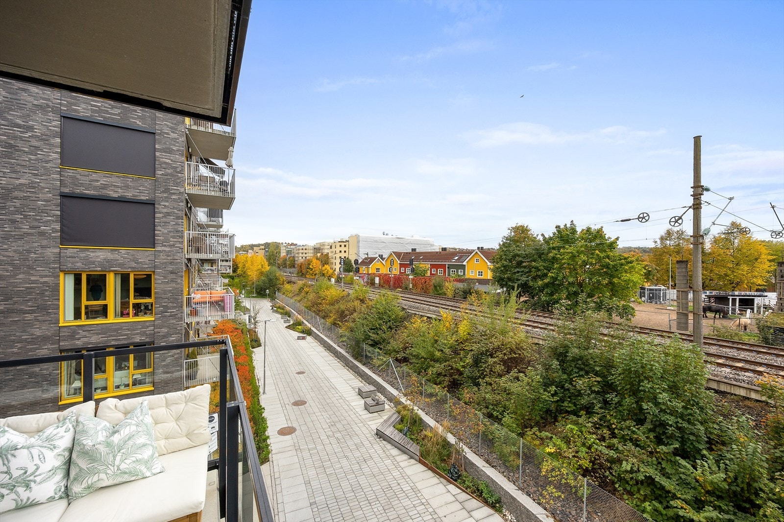 Fra balkongen er det utsyn over fellesarealer og mot Kampen Galleribilde