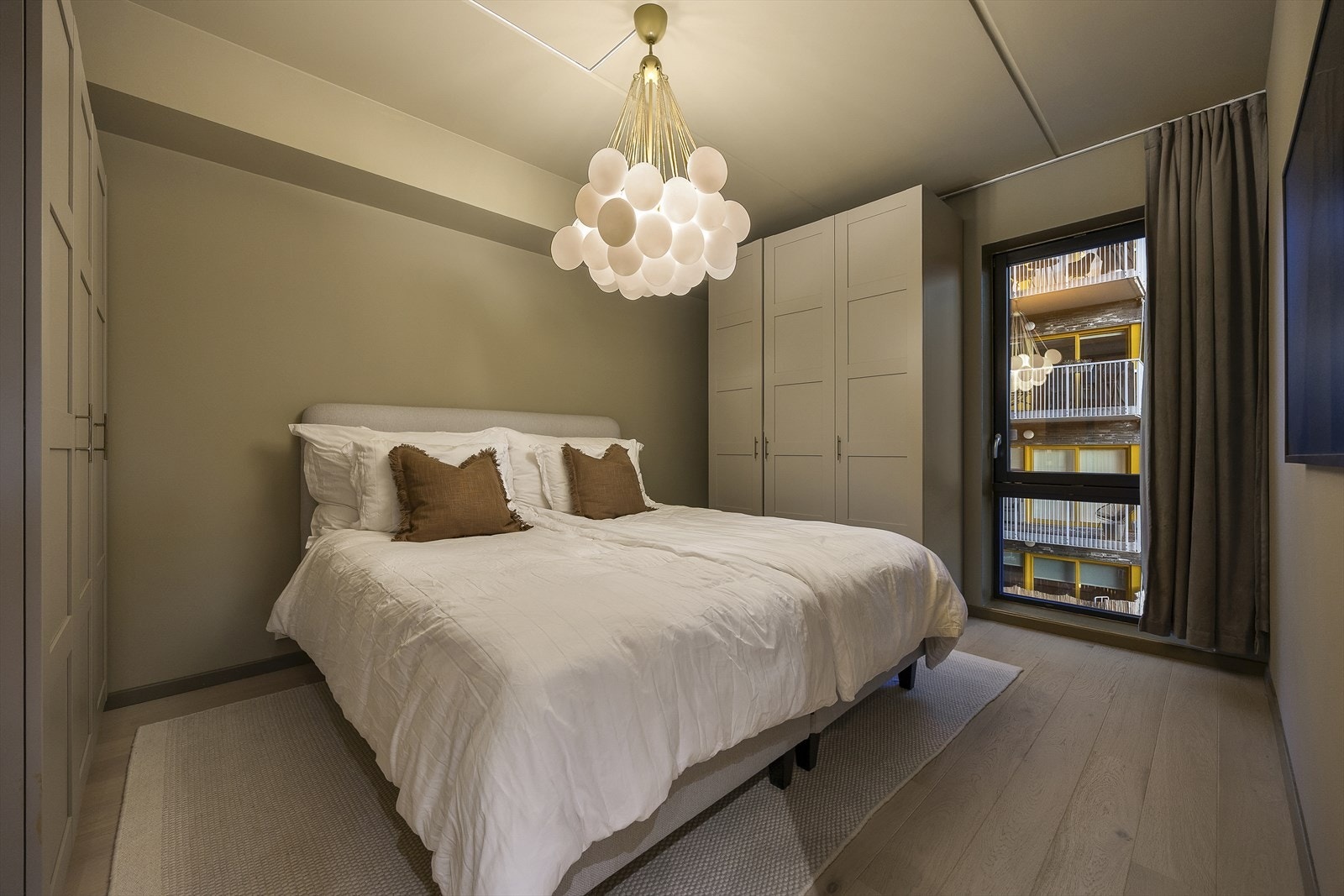 Romslig og samtidig lunt hovedsoverom Galleribilde