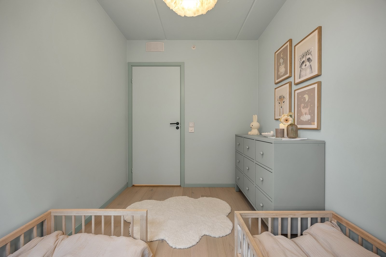 I disse er det plass til seng, skrivepult og garderobeskap Galleribilde