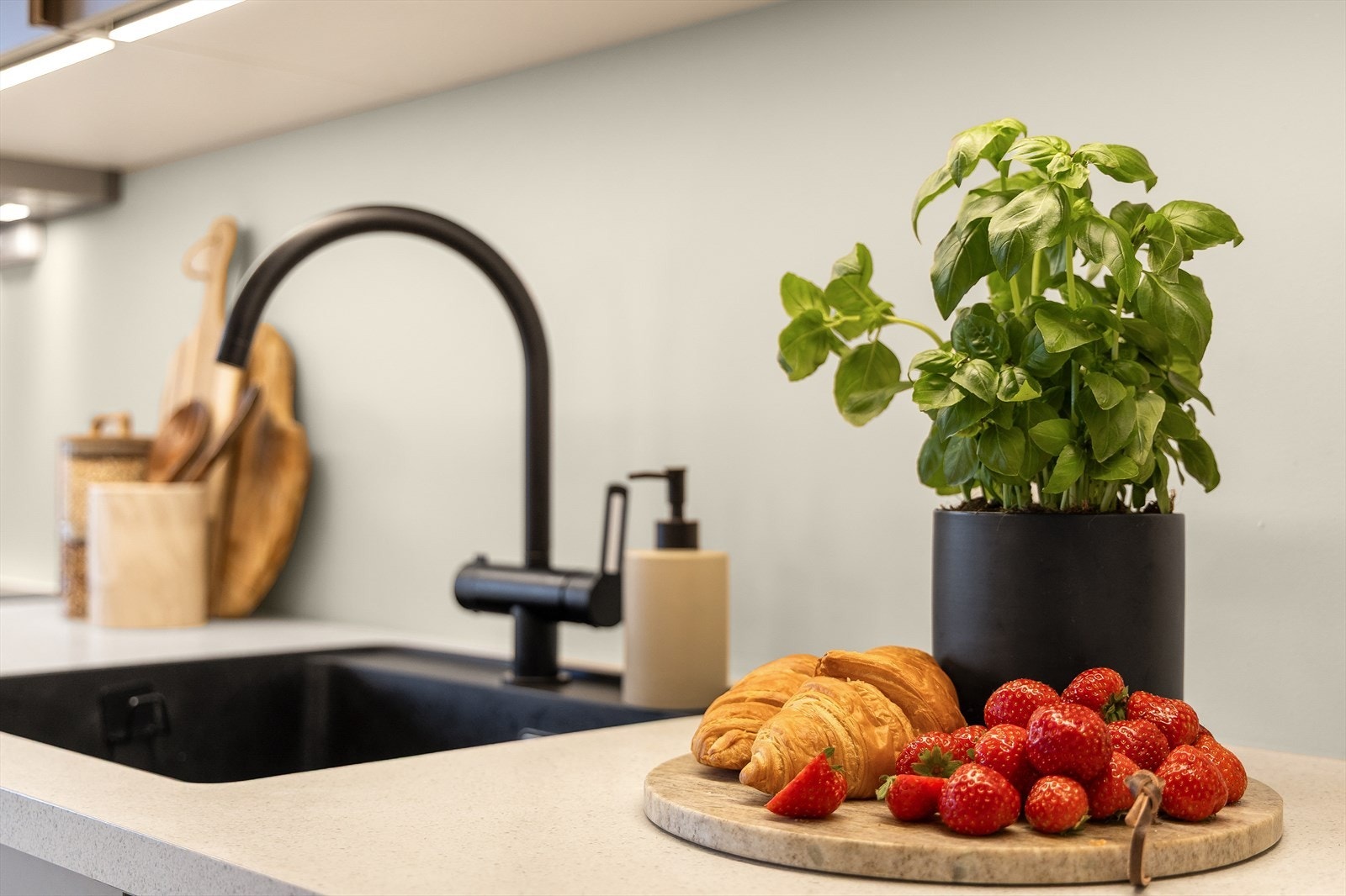 Det er underlimt komposittkum med komplementerende sort kran Galleribilde