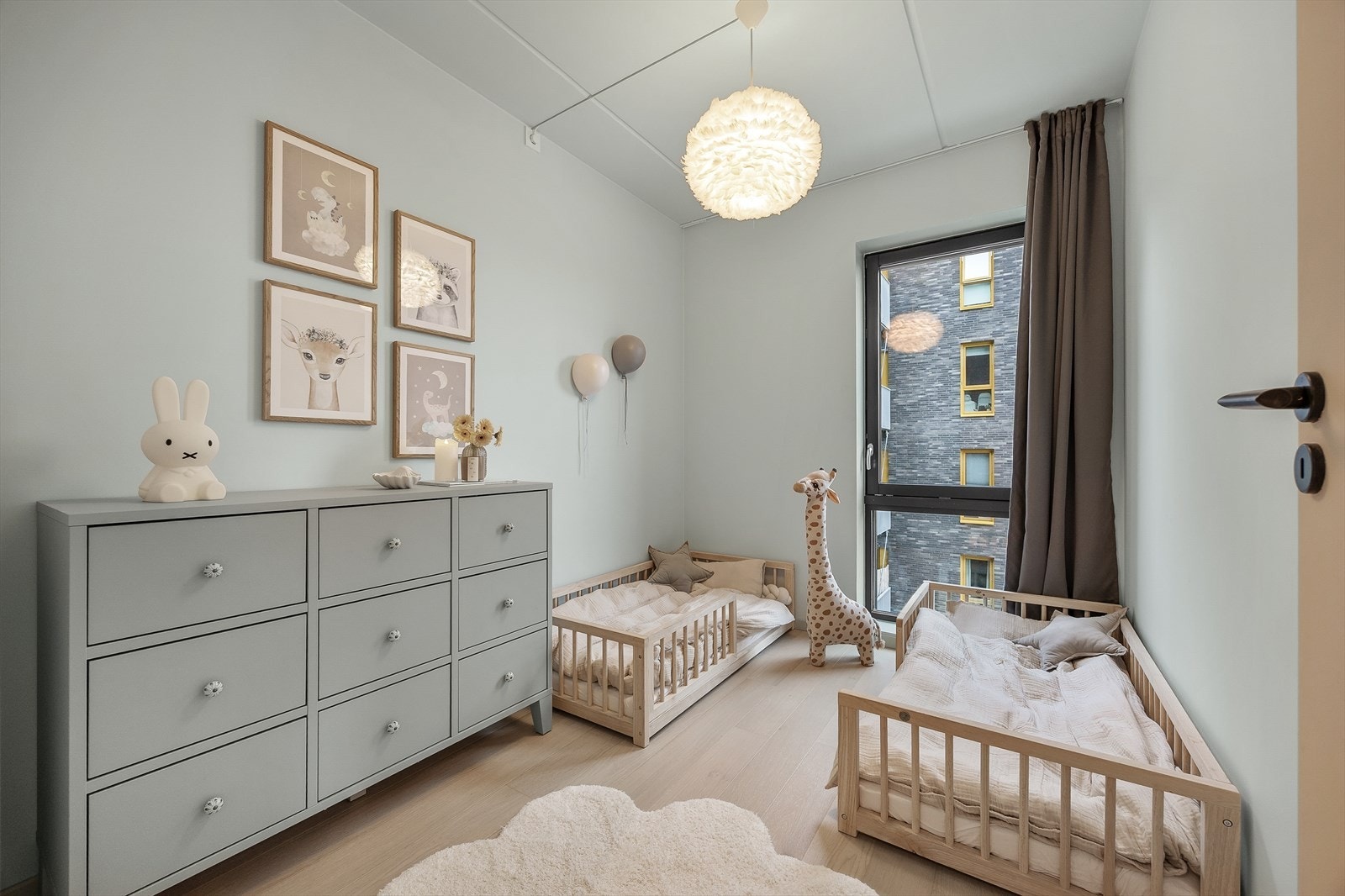 De to andre soverommene er velegnede som gjeste-/barnerom eller kontor Galleribilde