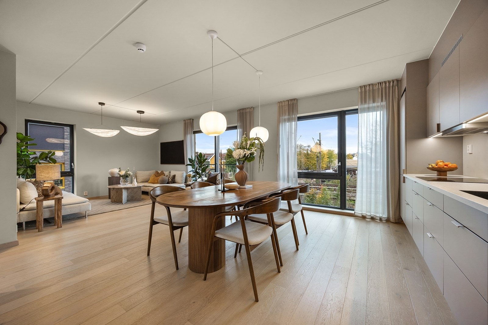 Med romslig hjørneløsning og store vinduer oppleves stuen som lys og luftig Galleribilde