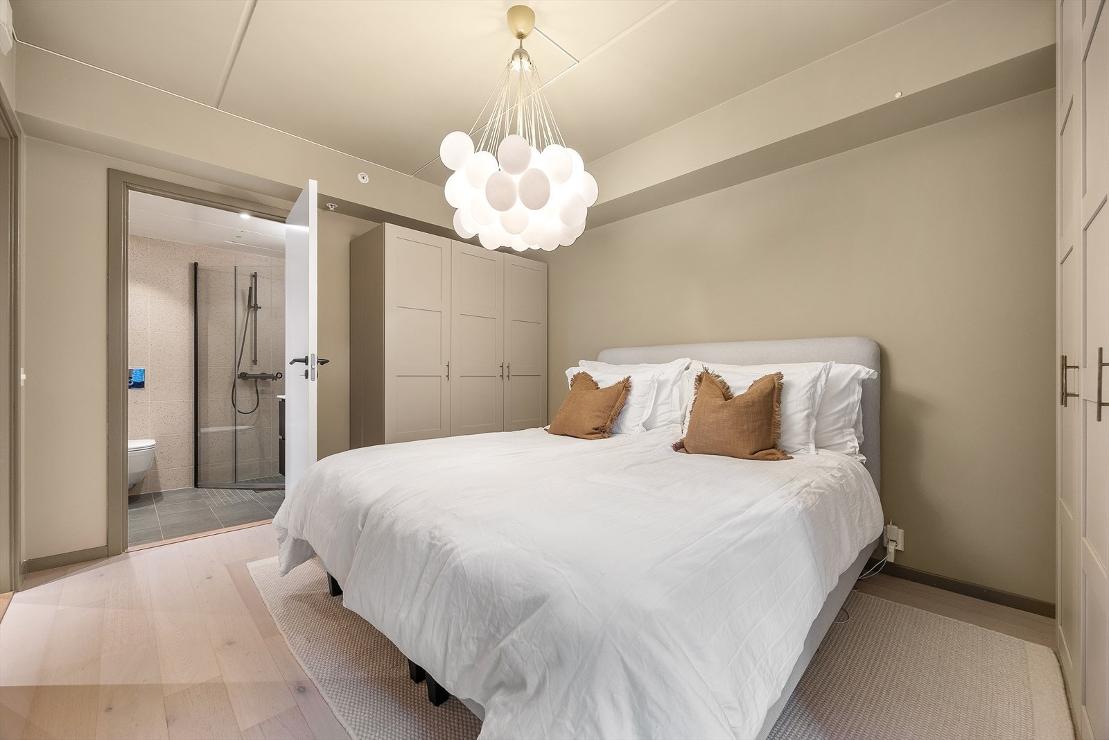 Det største soverommet har direkte tilknytning til eget bad Galleribilde