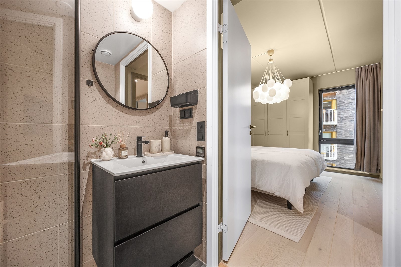 Delikat flislagt bad med vannbåren gulvvarme og downlights i himlingen Galleribilde