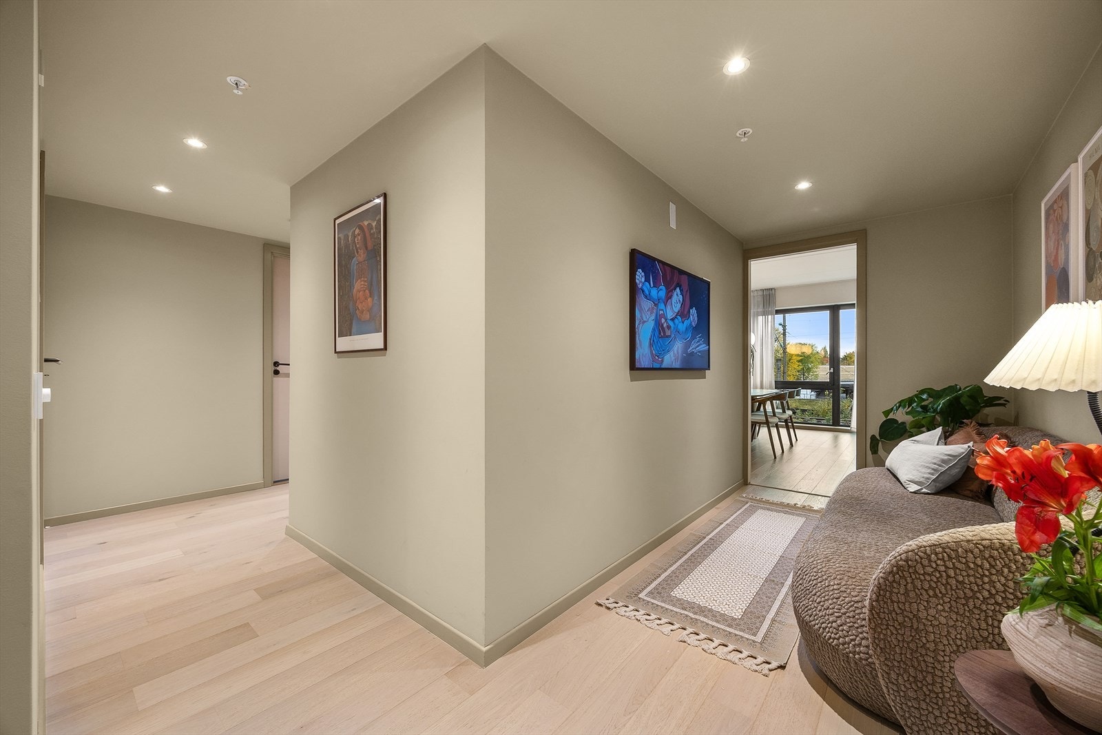 Romslig gang leder til soverommene og badene Galleribilde