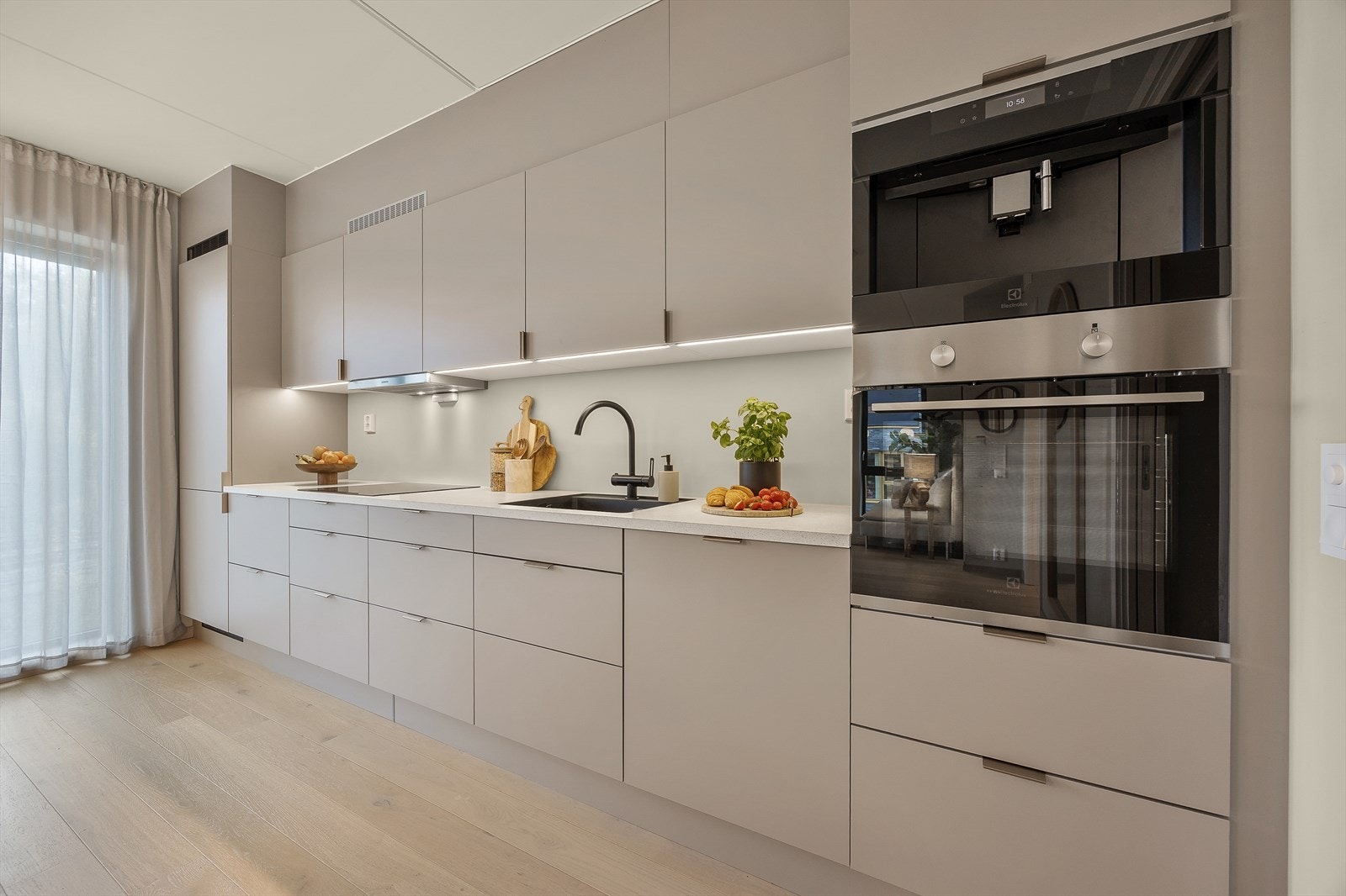 I innredningen er det integrerte hvitevarer som stekeovn i ståhøyde, platetopp, oppvaskmaskin og kombinert kjøle-/fryseskap Galleribilde