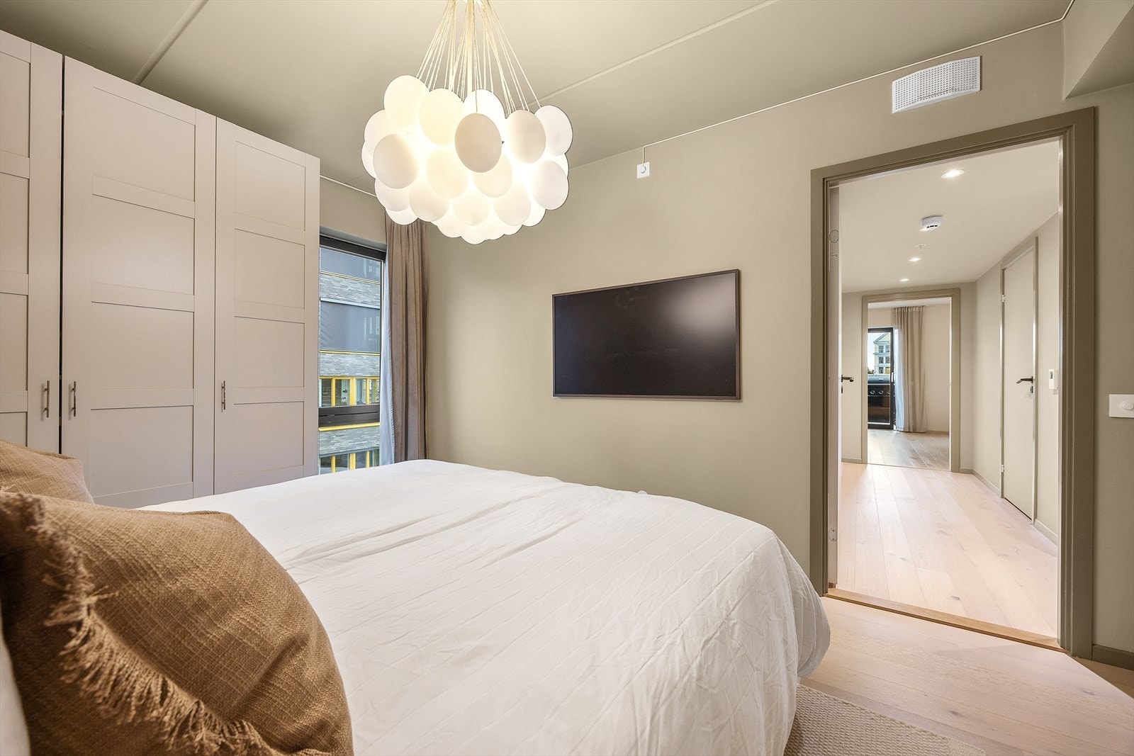 Her medfølger to garderobeskap Galleribilde