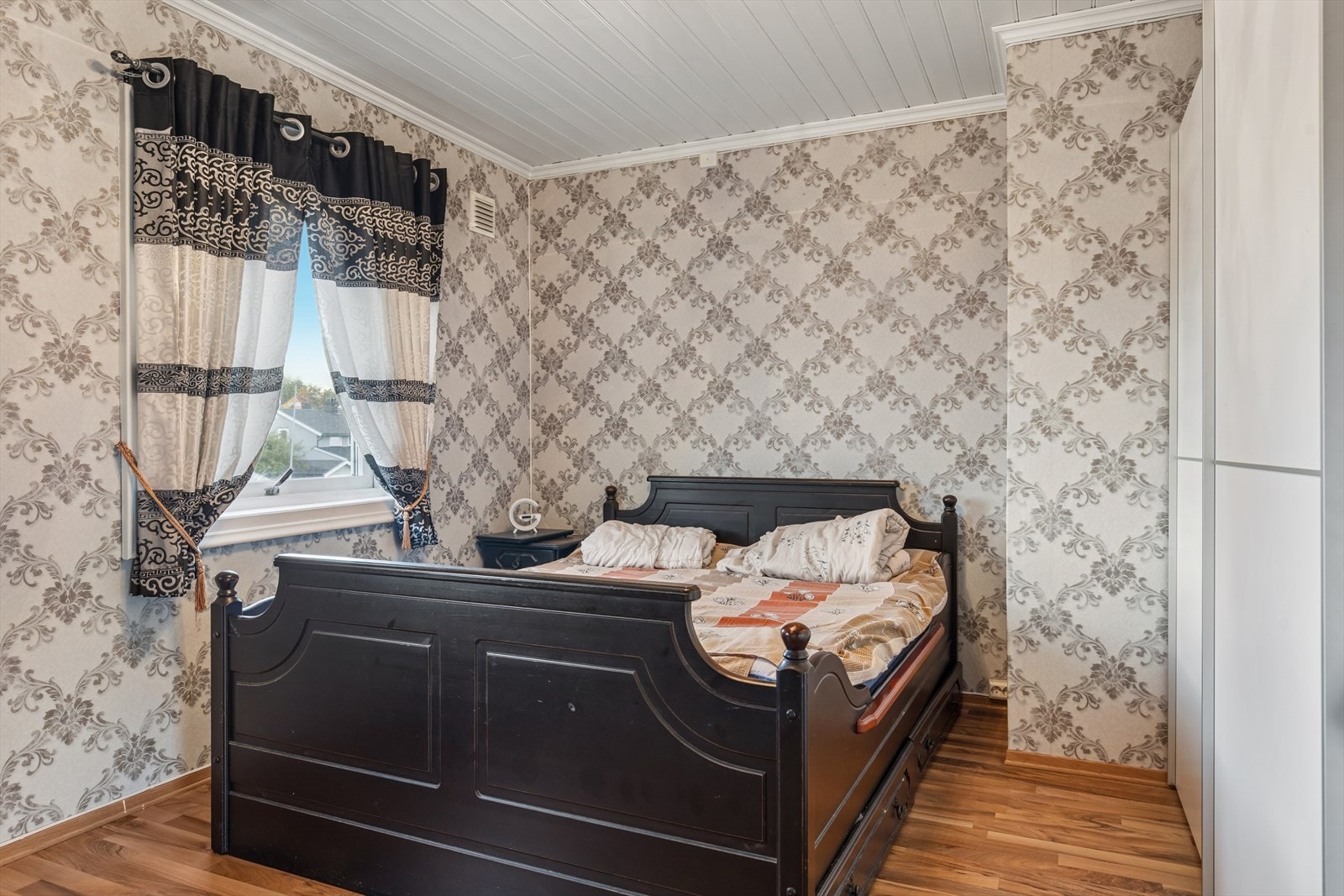 På hovedsoverommet er det medfølgende skyvedørsgarderobe. Galleribilde