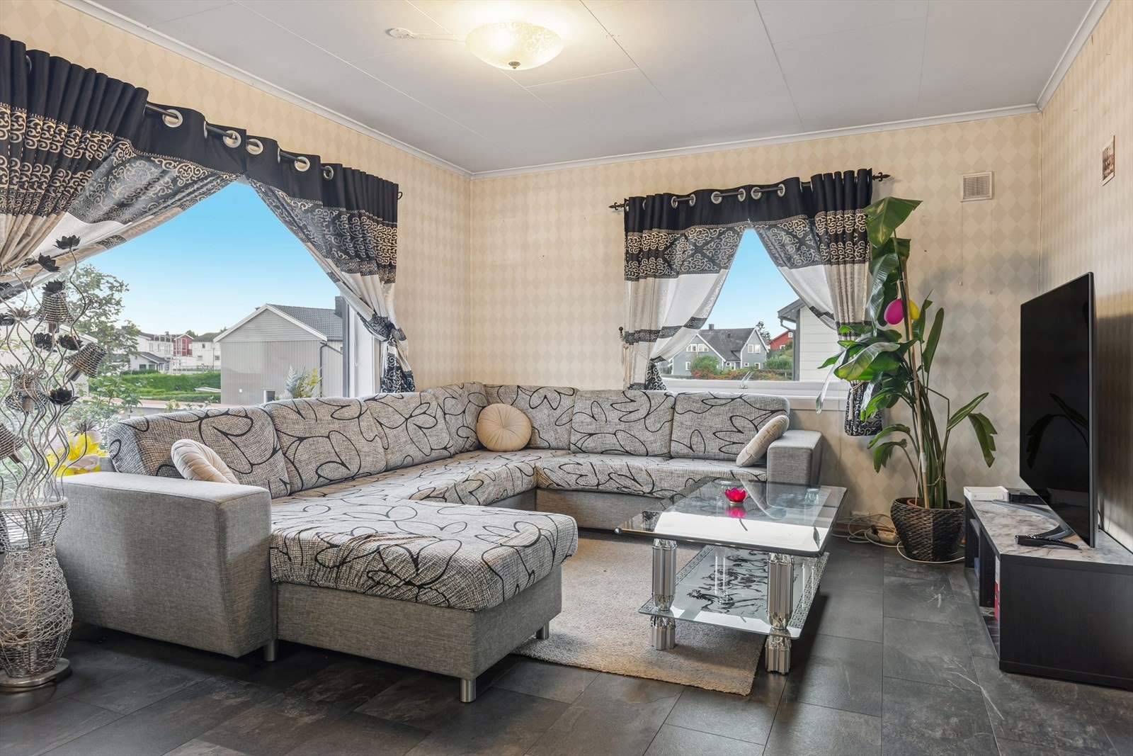 Leiligheten inneholder en romslig stue med gode lysforhold. Galleribilde