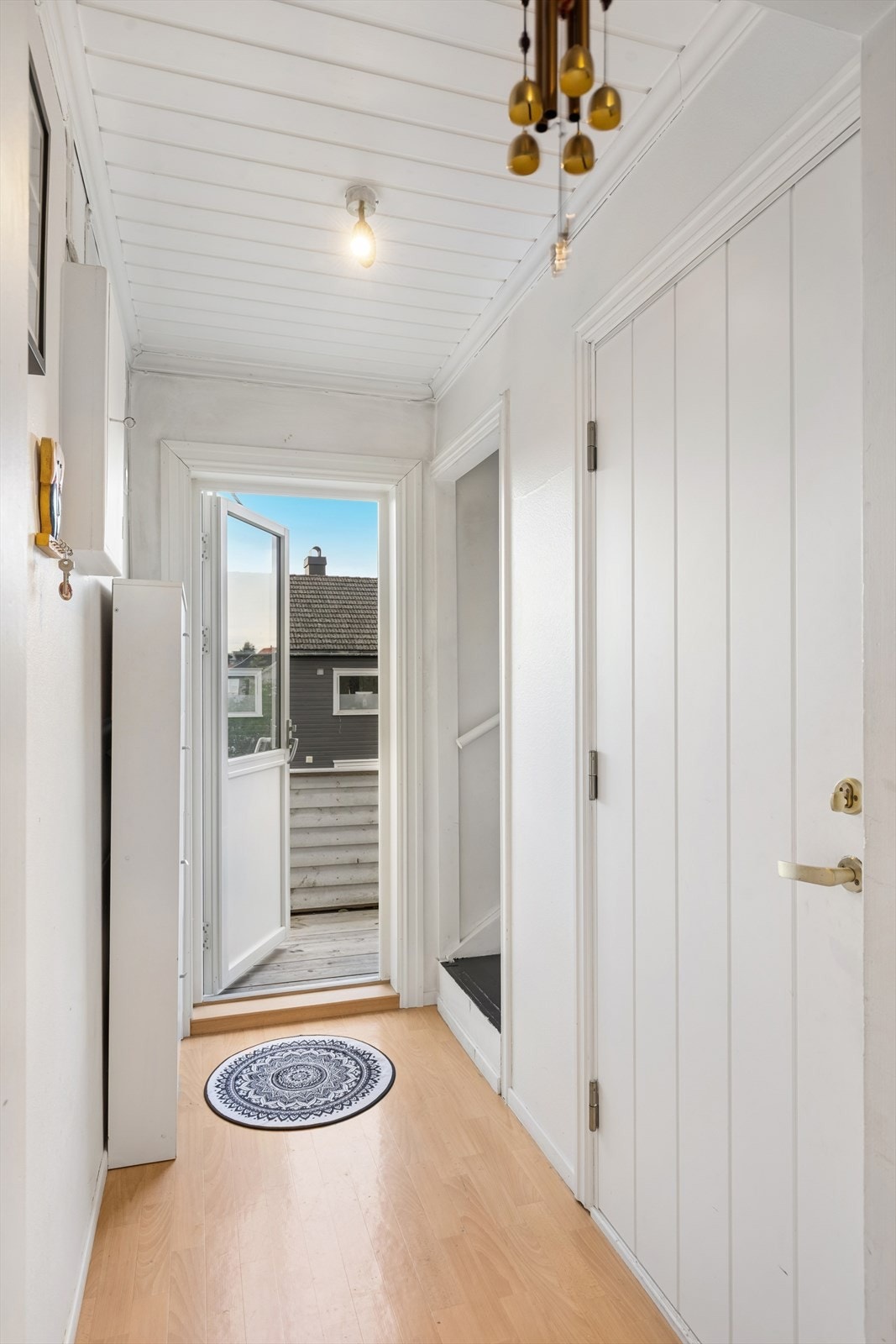 Fra gangen er det utgang til 4 m² vestvendt og solrik balkong. Galleribilde