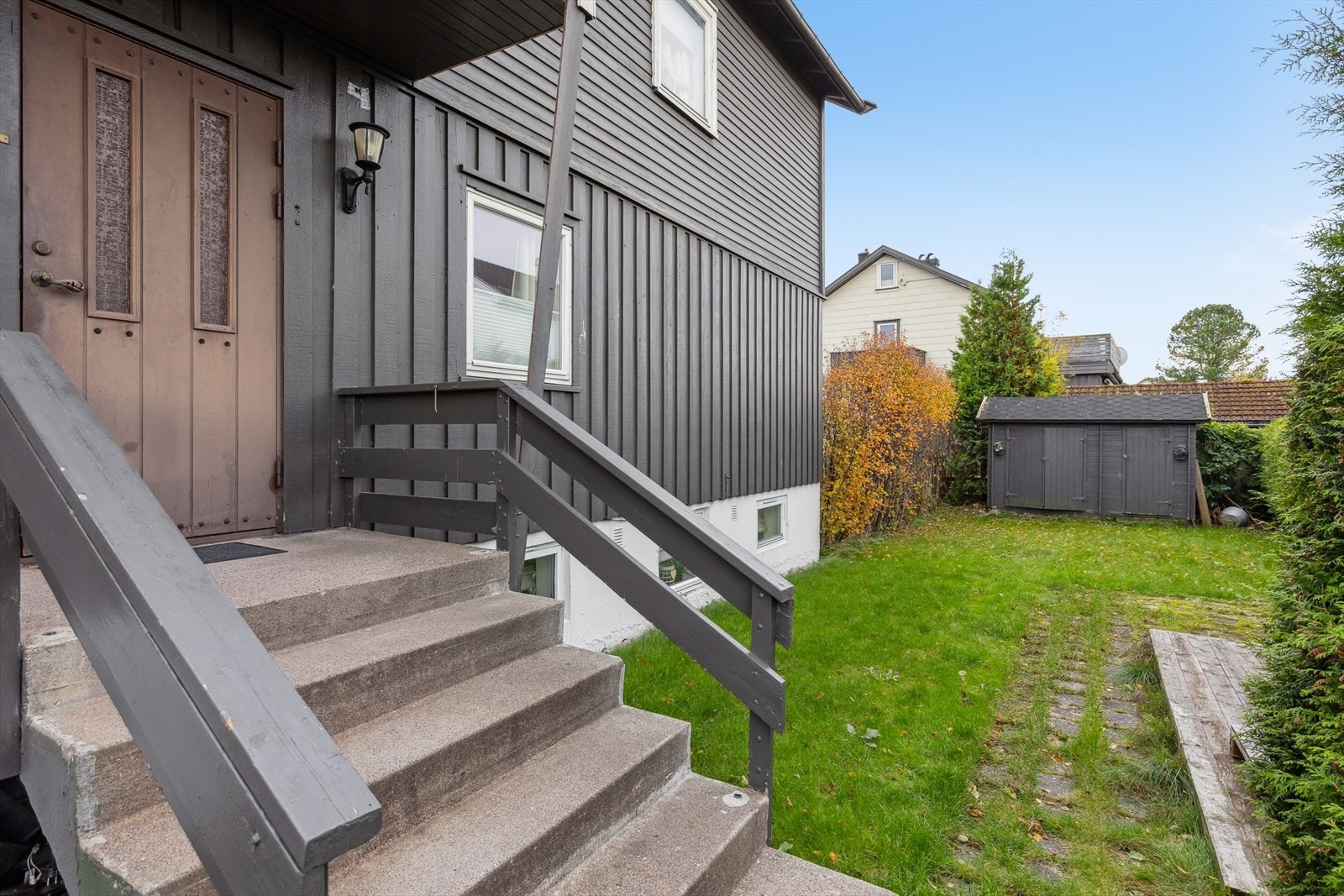 Det er felles inngang på baksiden av huset som fører opp til 2. etasje. Galleribilde