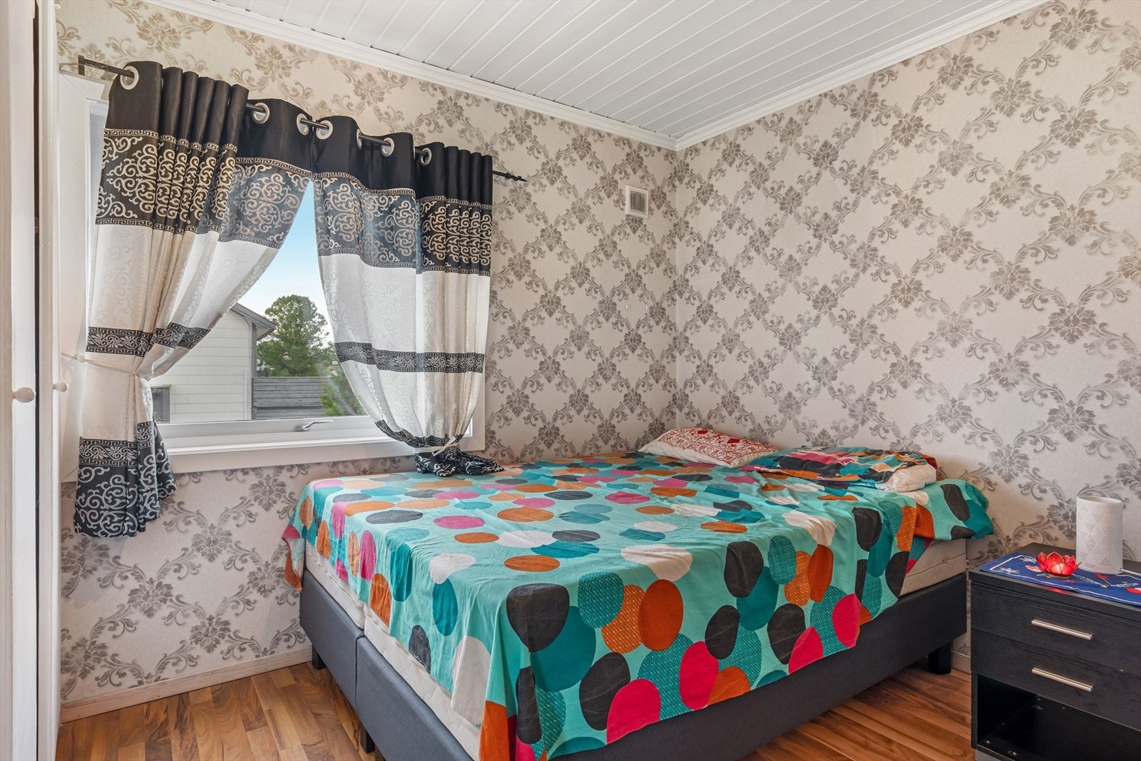 Soverom 2 er også av god størrelse, med medfølgende garderobeskap. Galleribilde