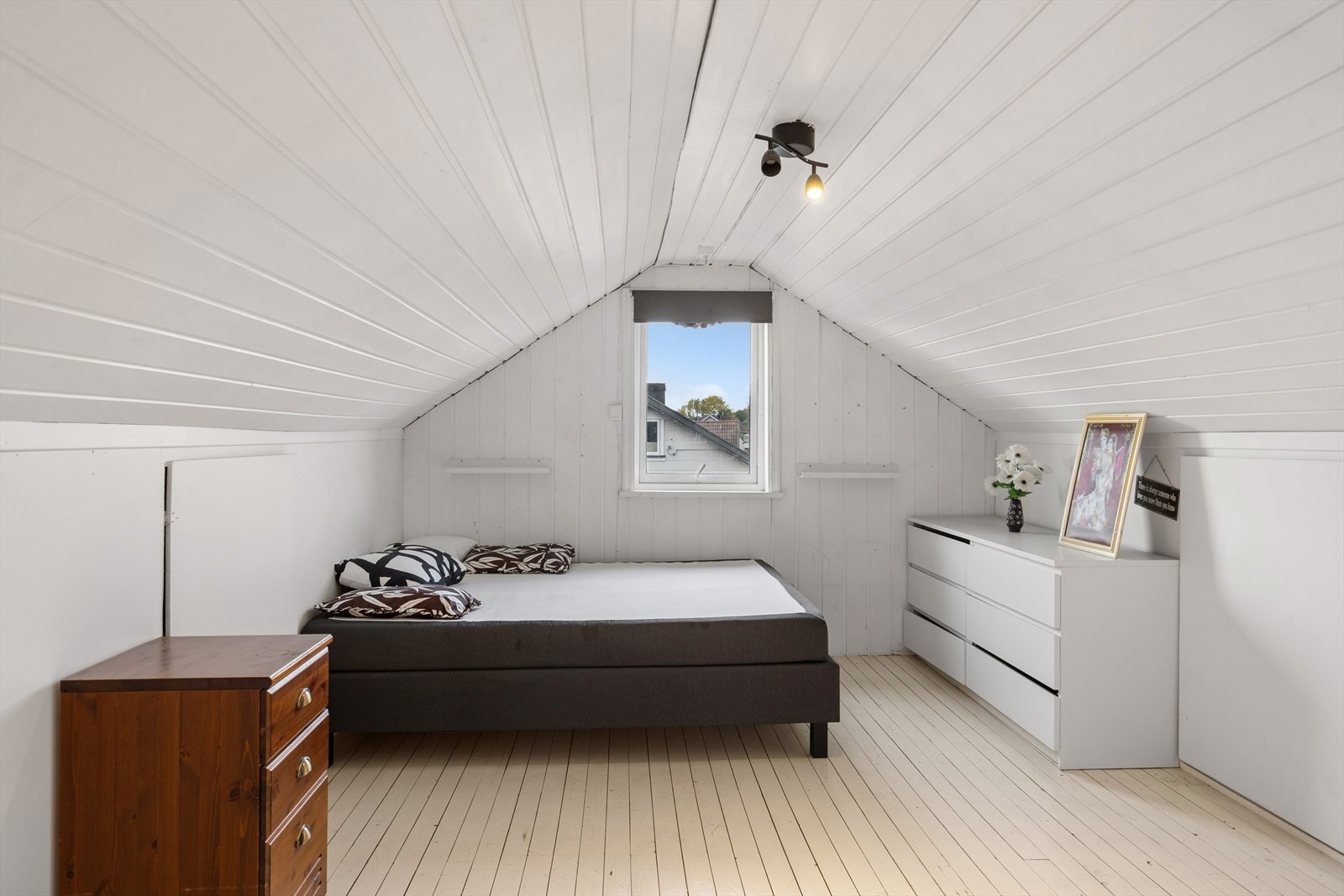 Det er innredet soverom i tidligere bodareal. Soverommet er ikke søkt bruksendret Galleribilde