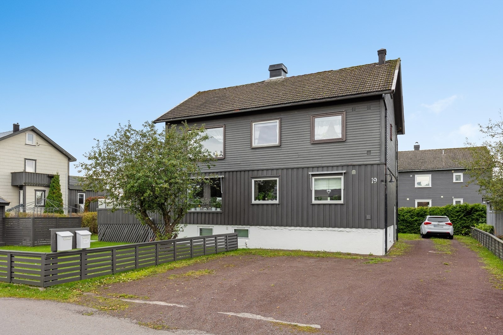 Boligen ligger i 2. etasje i tomannsboligen. Det er parkering på gruset plass i forkant av boligen. Galleribilde