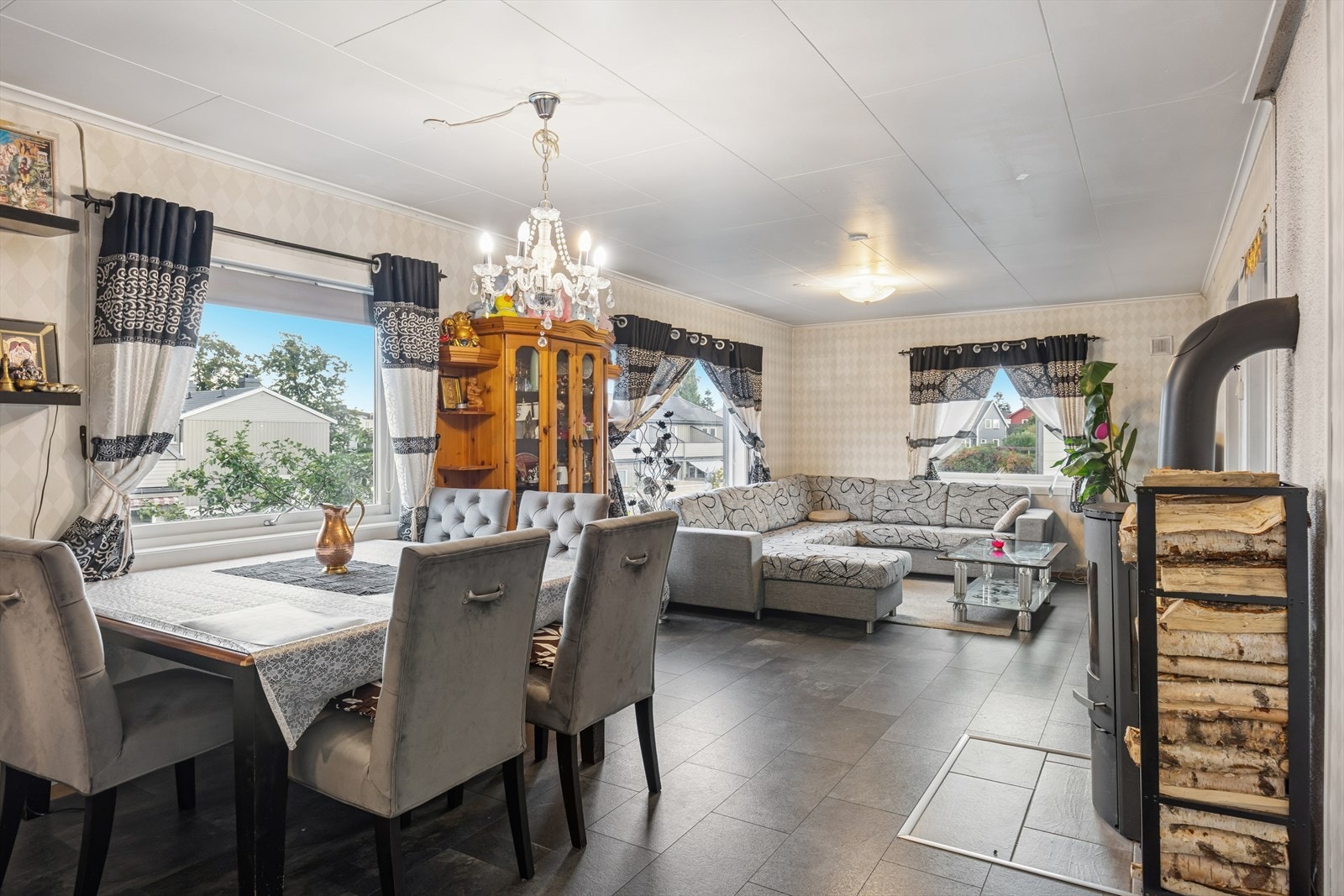 Det er god plass til spisestueløsning. Legg merke til de store vinduflatene. Galleribilde