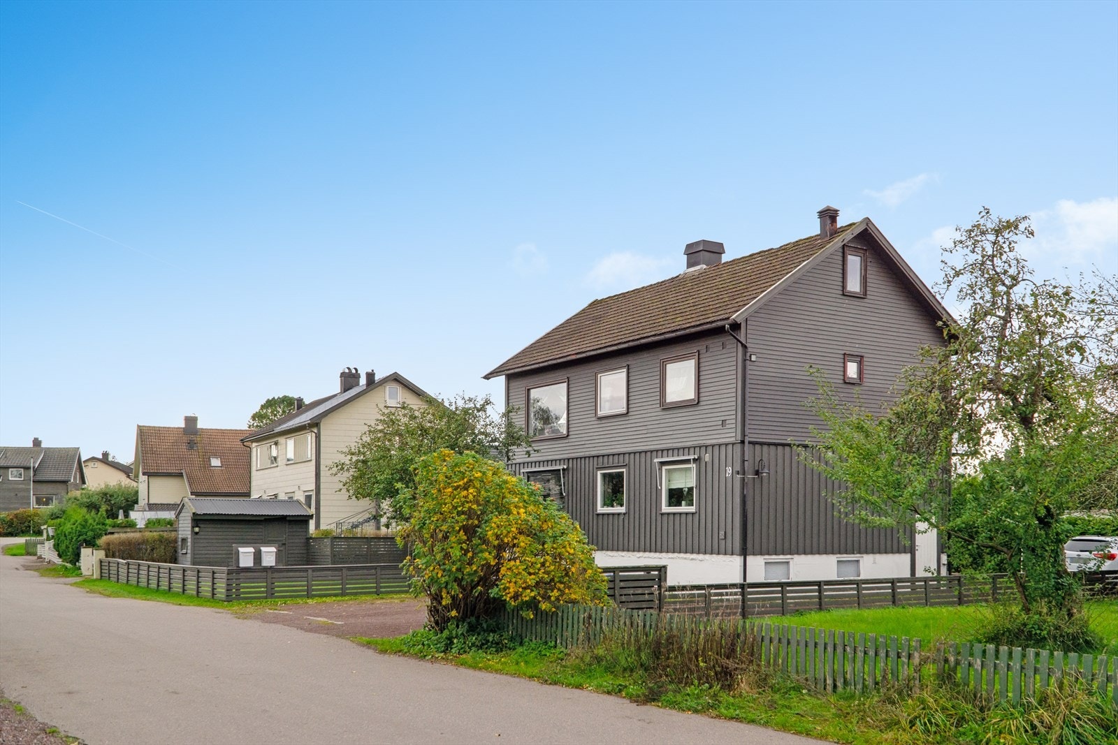 Her bor man i barnevennlige omgivelser med kort vei til buss, barnehager og skoler. Galleribilde