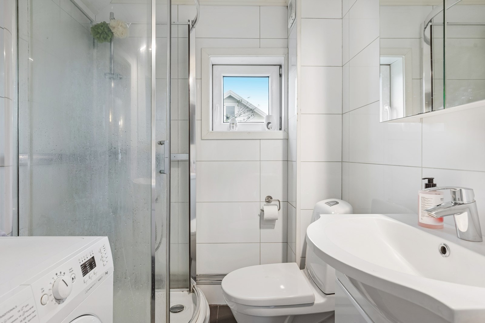 Badet er fra 2017. Badet er flislagt og har varmekabel på gulvet. Toalett, servant med underskap, speil overskap og dusjkabinett. Ventilasjon er via elektrisk styrt vifte. Galleribilde