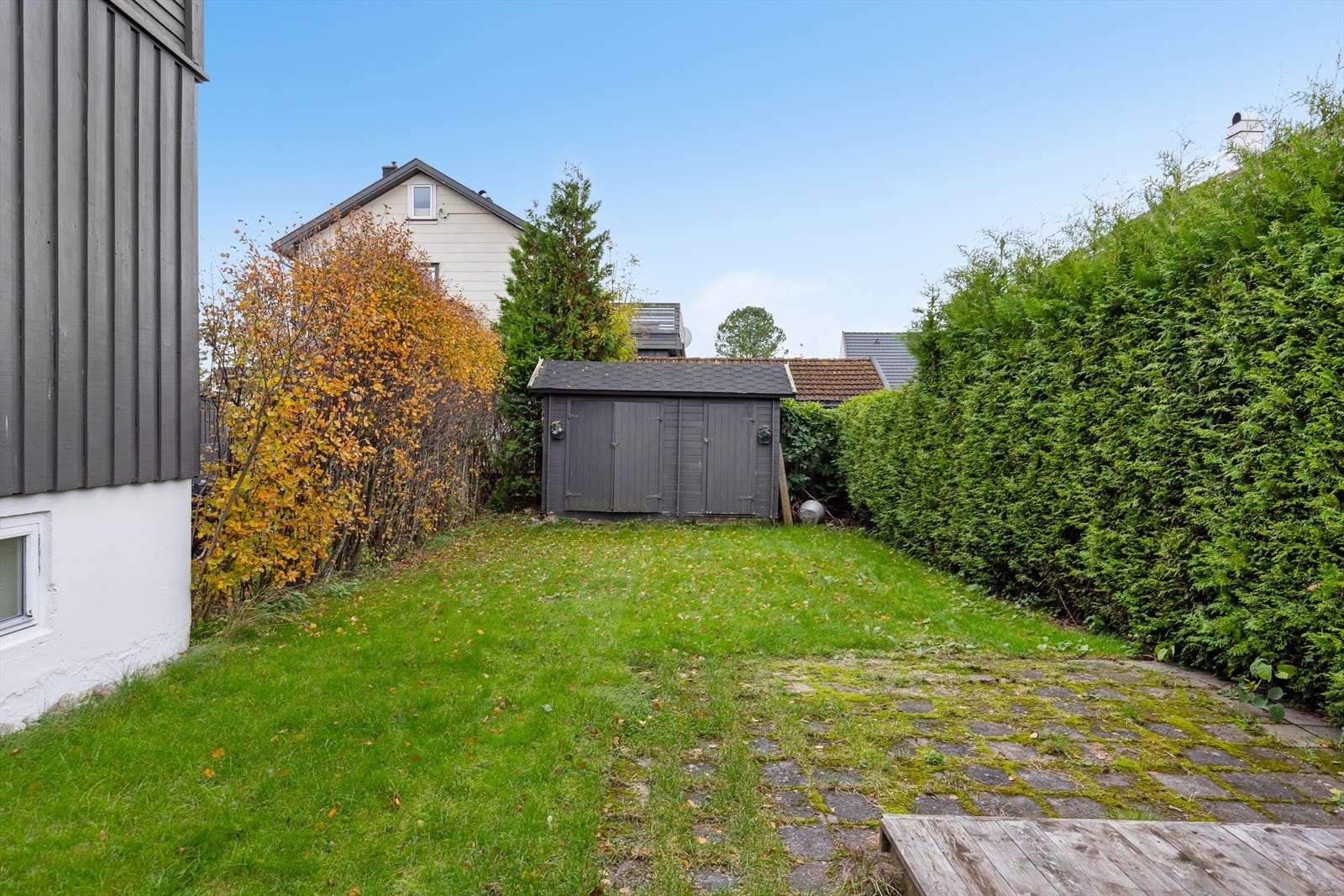 Hageparsell på baksiden av huset følger denne seksjonen. Galleribilde