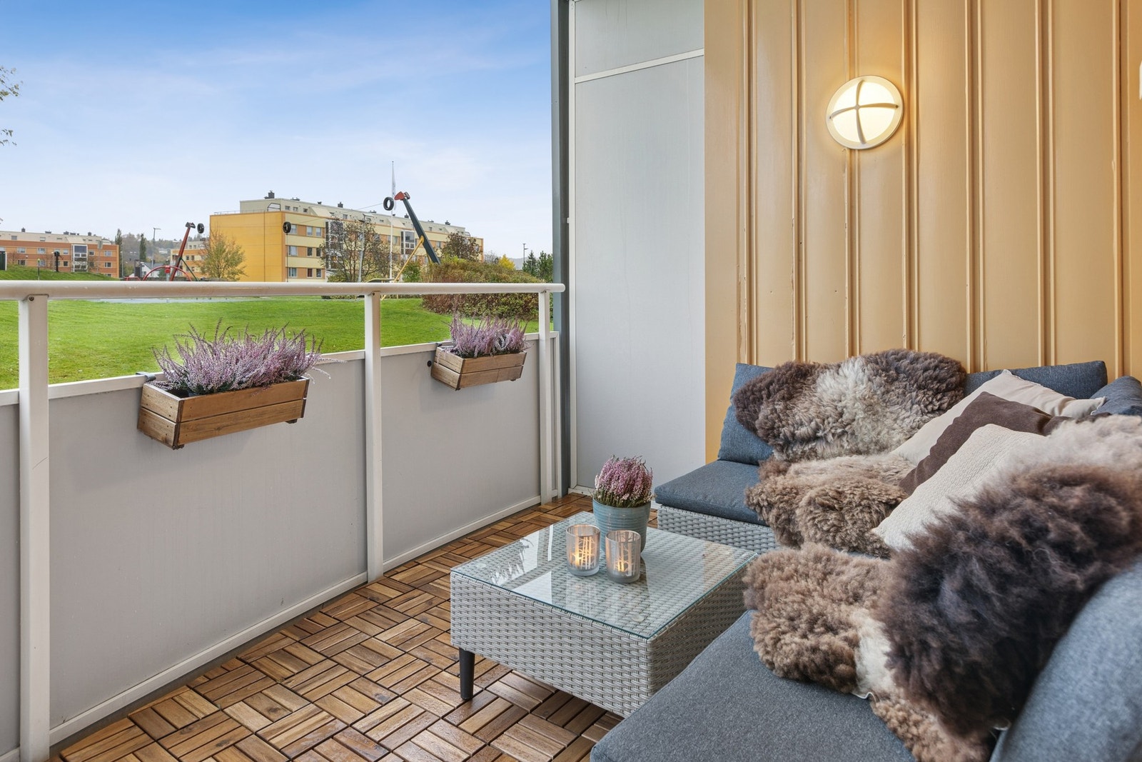 Fra stuen har man utgang til en balkong på ca. 8 kvm. Borettslaget har flotte og velstelte grøntarealer. Galleribilde