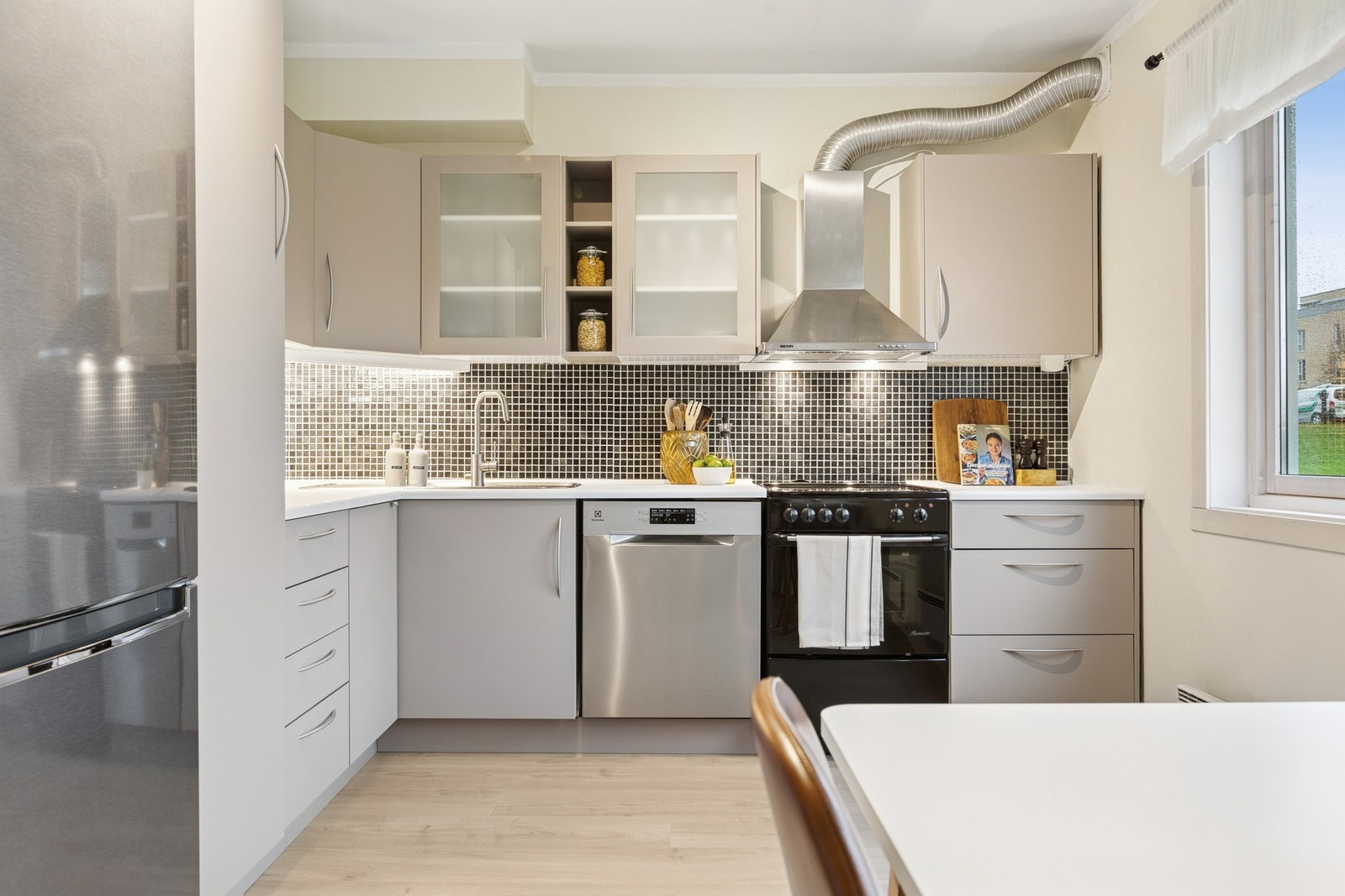 Kjøkkenet er godt utstyrt med skap-, skuff- og benkeplass. Galleribilde