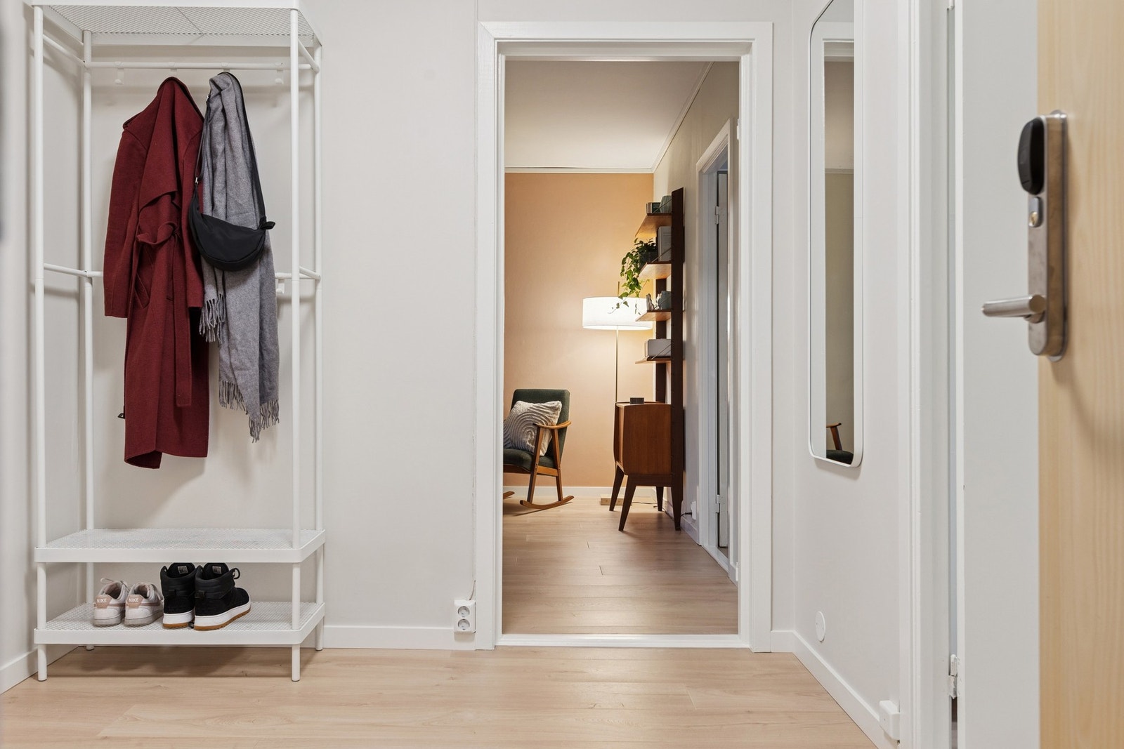 Området har gode kollektivforbindelser, med bussholdeplassen Hallset kun ca. 6 minutters gange fra leiligheten. Galleribilde