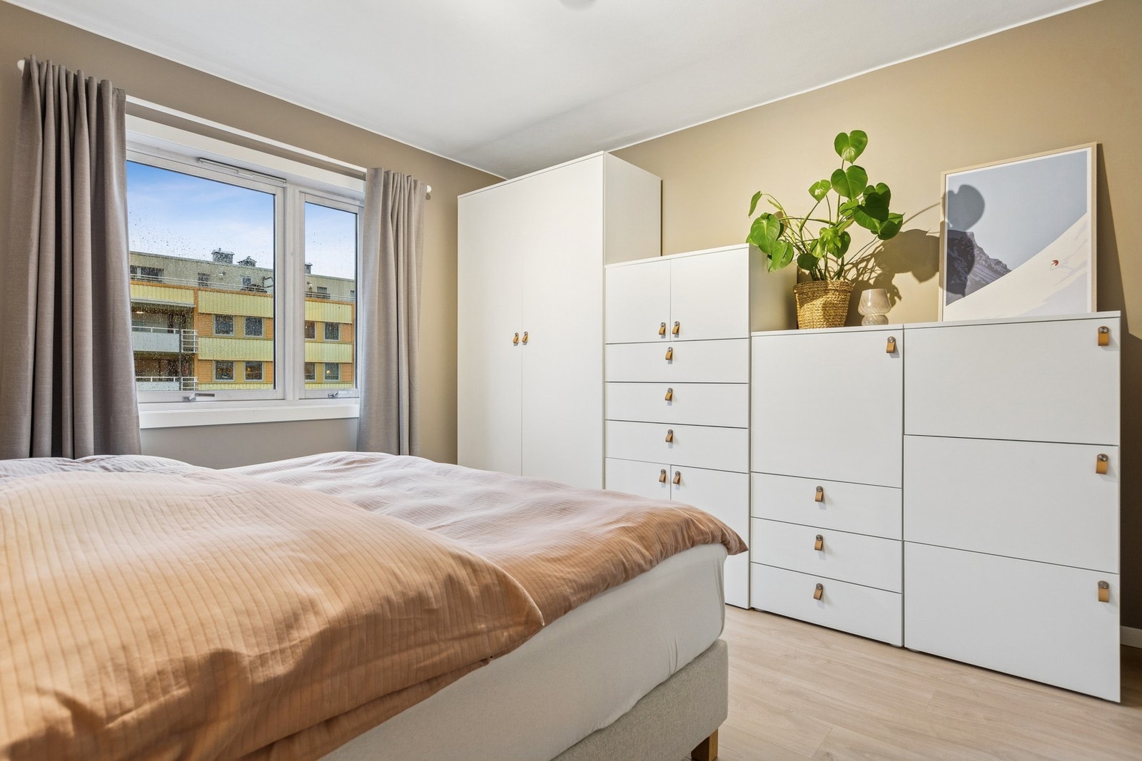 Hovedsoverommet har god plass til både dobbeltseng og garderobeløsning. Galleribilde