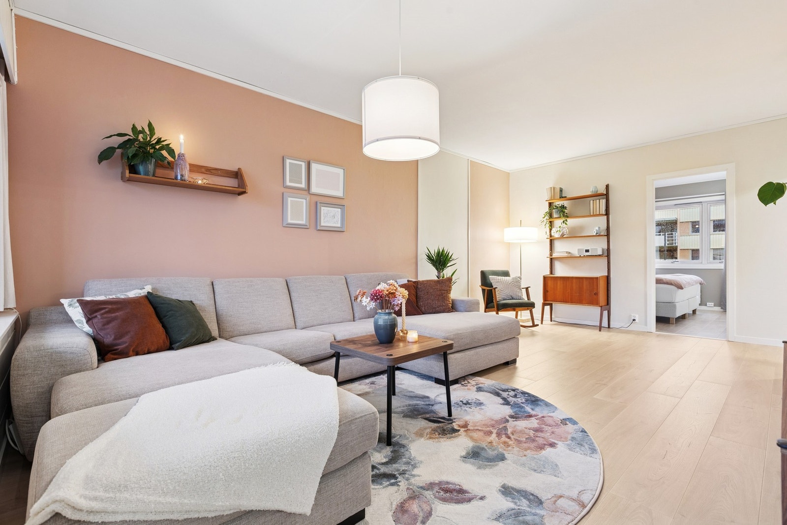 Stuen måler 22 kvm og kan innredes i ulike soner. Galleribilde