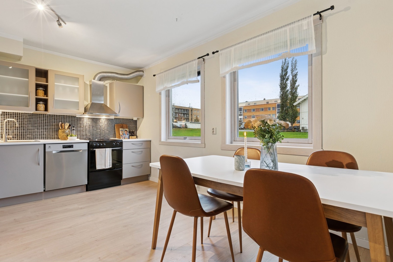 Det passer utmerket å innrede med spisegruppe ved kjøkkenet. Galleribilde