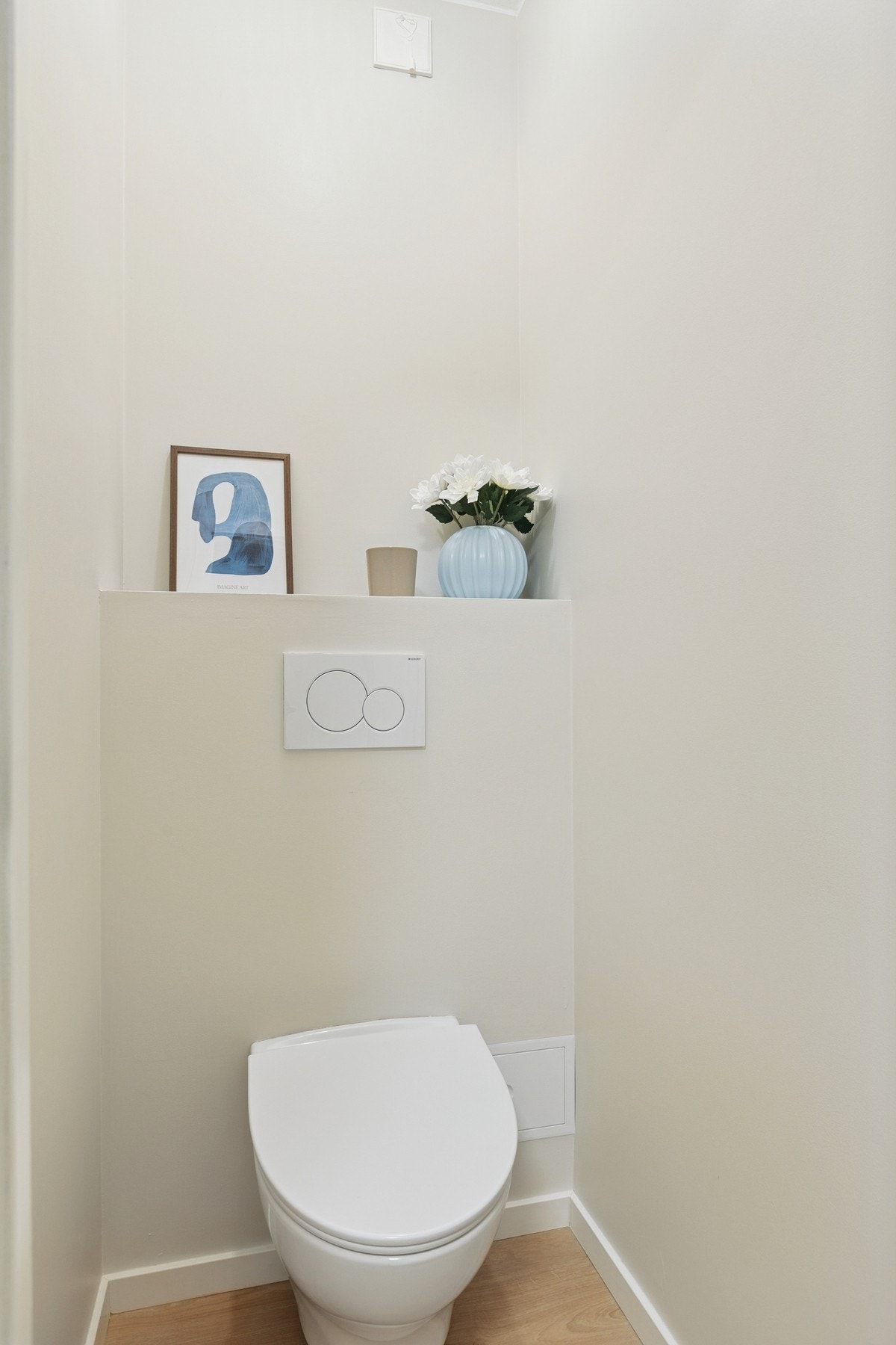 Like ved baderommet har man et separat toalettrom. Toalett ble byttet i 2024. Galleribilde