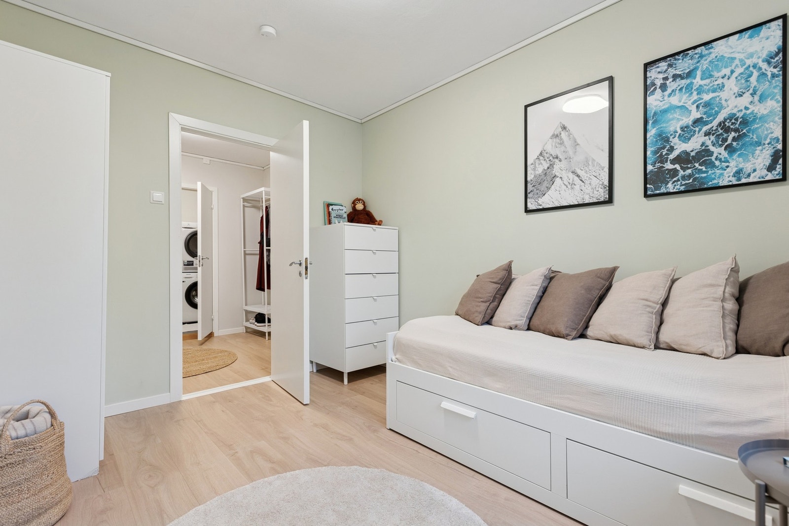 Dette rommet har også god plass til både seng og tilhørende møblement. Galleribilde