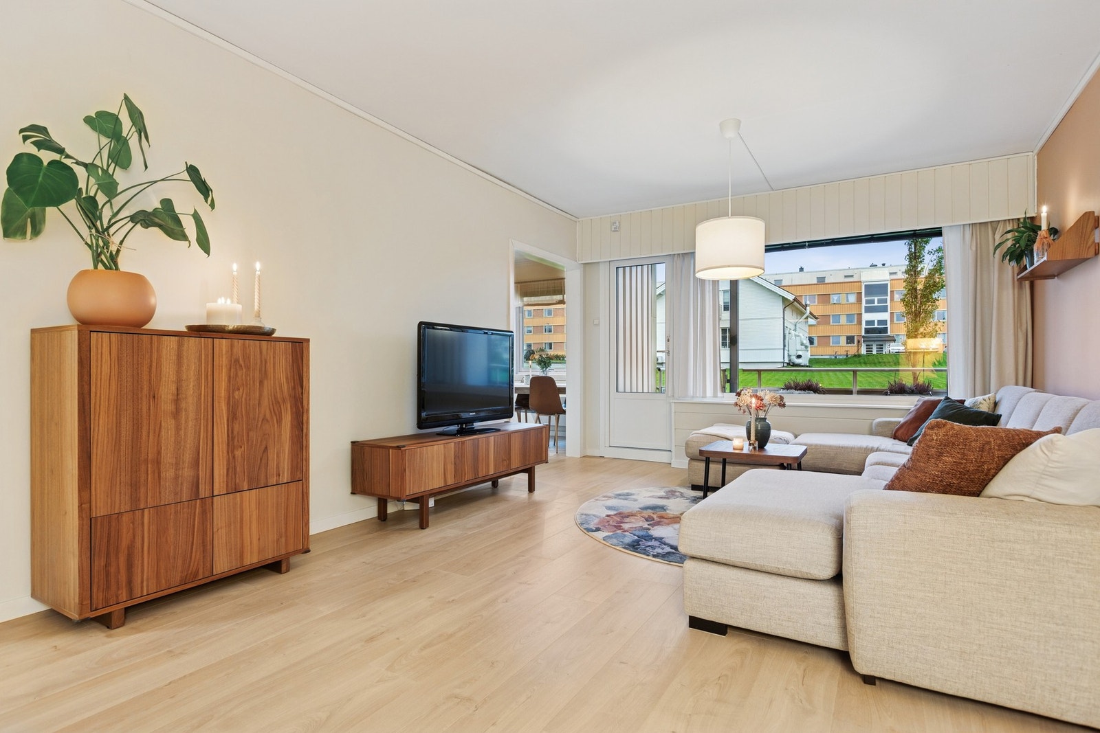 Stuen er malt i lyse og behagelige fargevalg som gjør det enkelt å sette sitt eget preg. Galleribilde