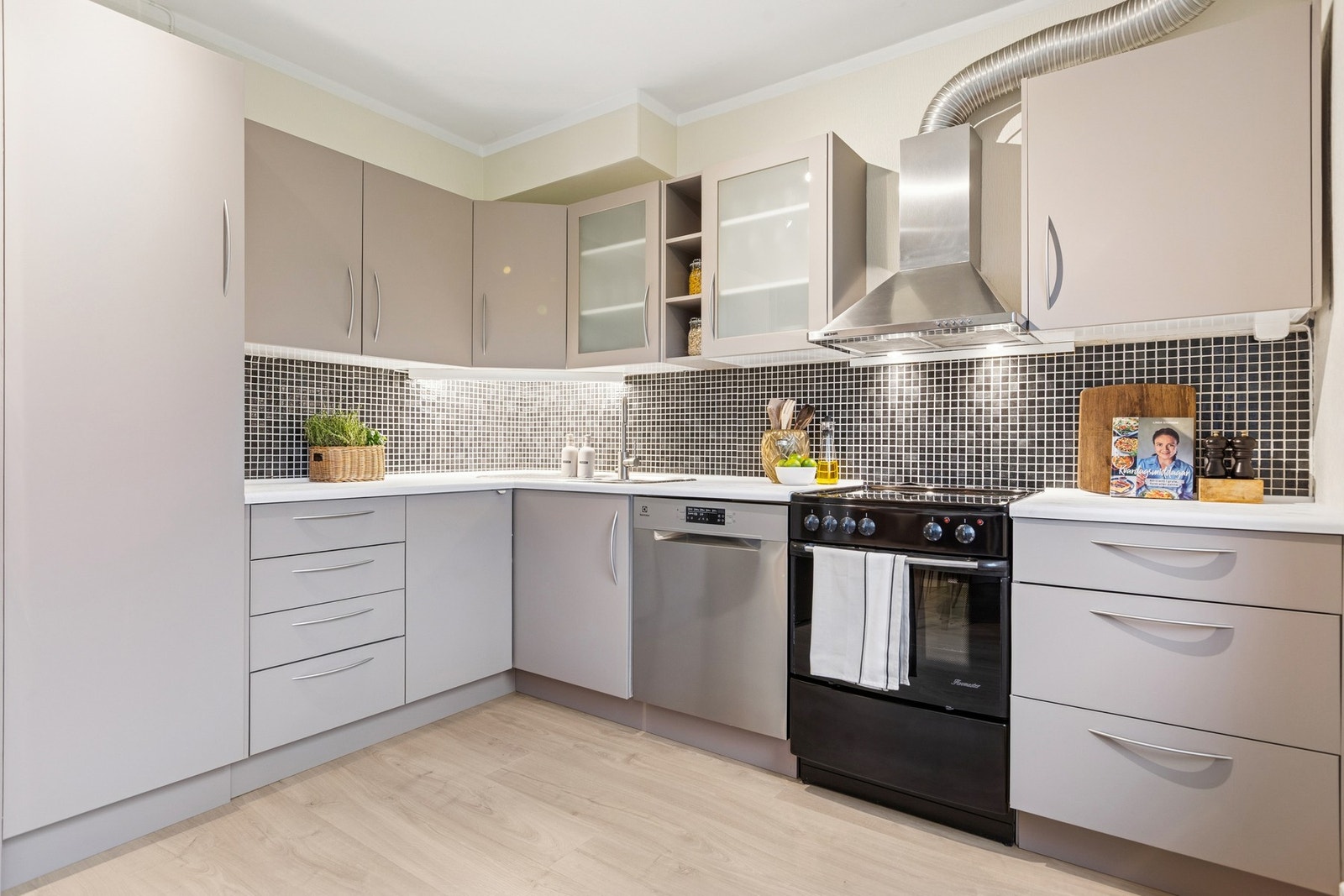 I 2025 ble kjøkkenet oppgradert med nytt gulv og lister, og kjøkkenfronter og benkeplater ble foliert. Galleribilde