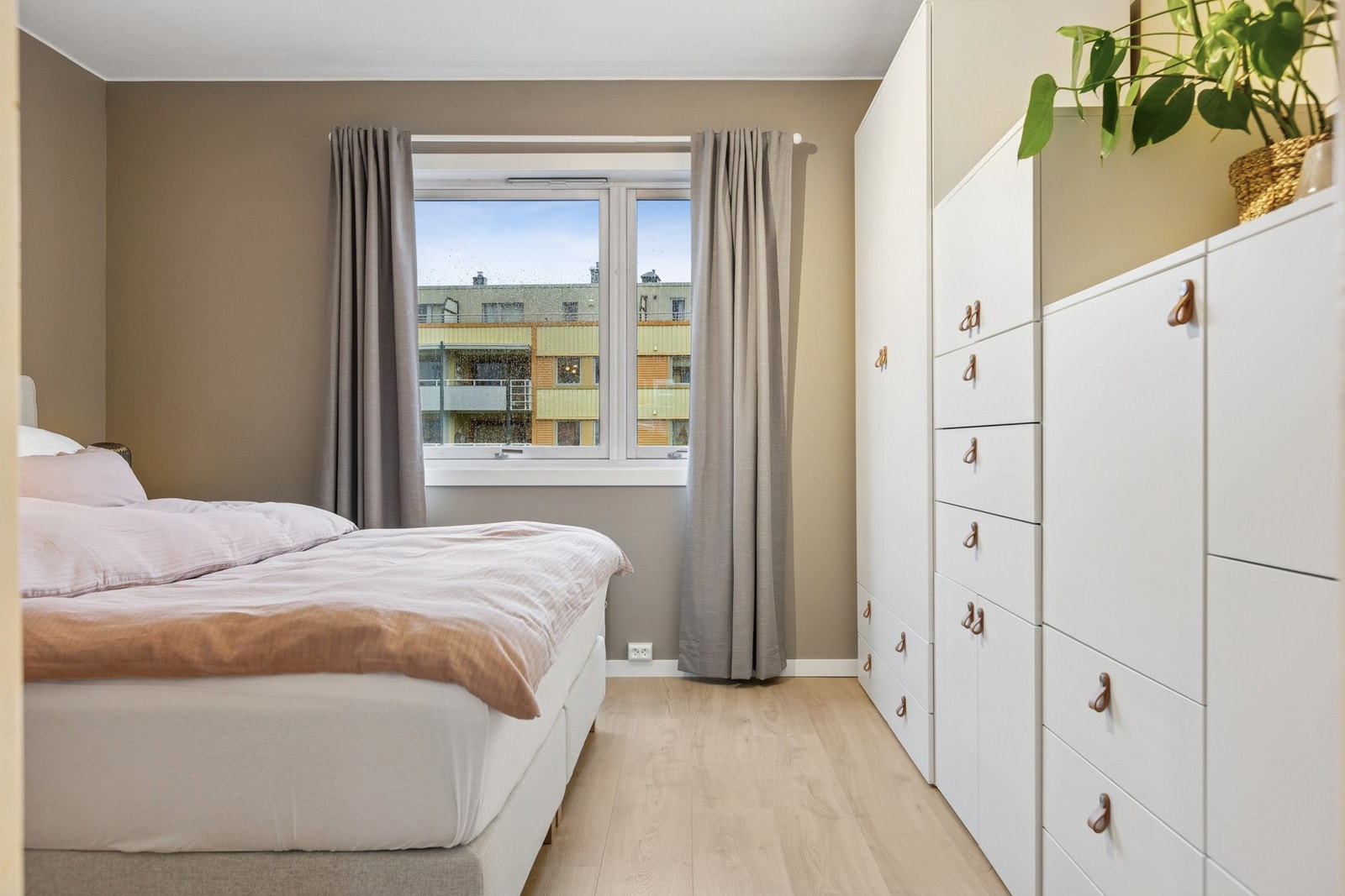 Den store vindusflaten gjør at rommet oppleves lyst og luftig. Galleribilde