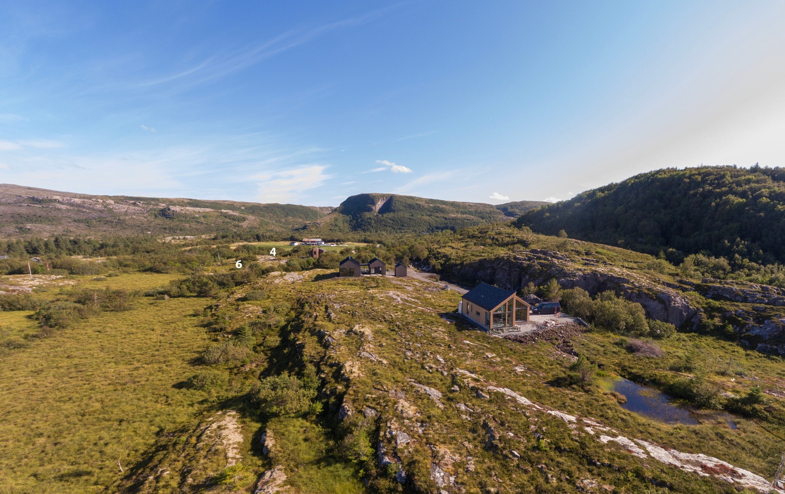 Storsteinmyra hytteområde ligger vakkert til på Stokkøya, ytterst i Trøndelags fantastiske kystlandskap Galleribilde