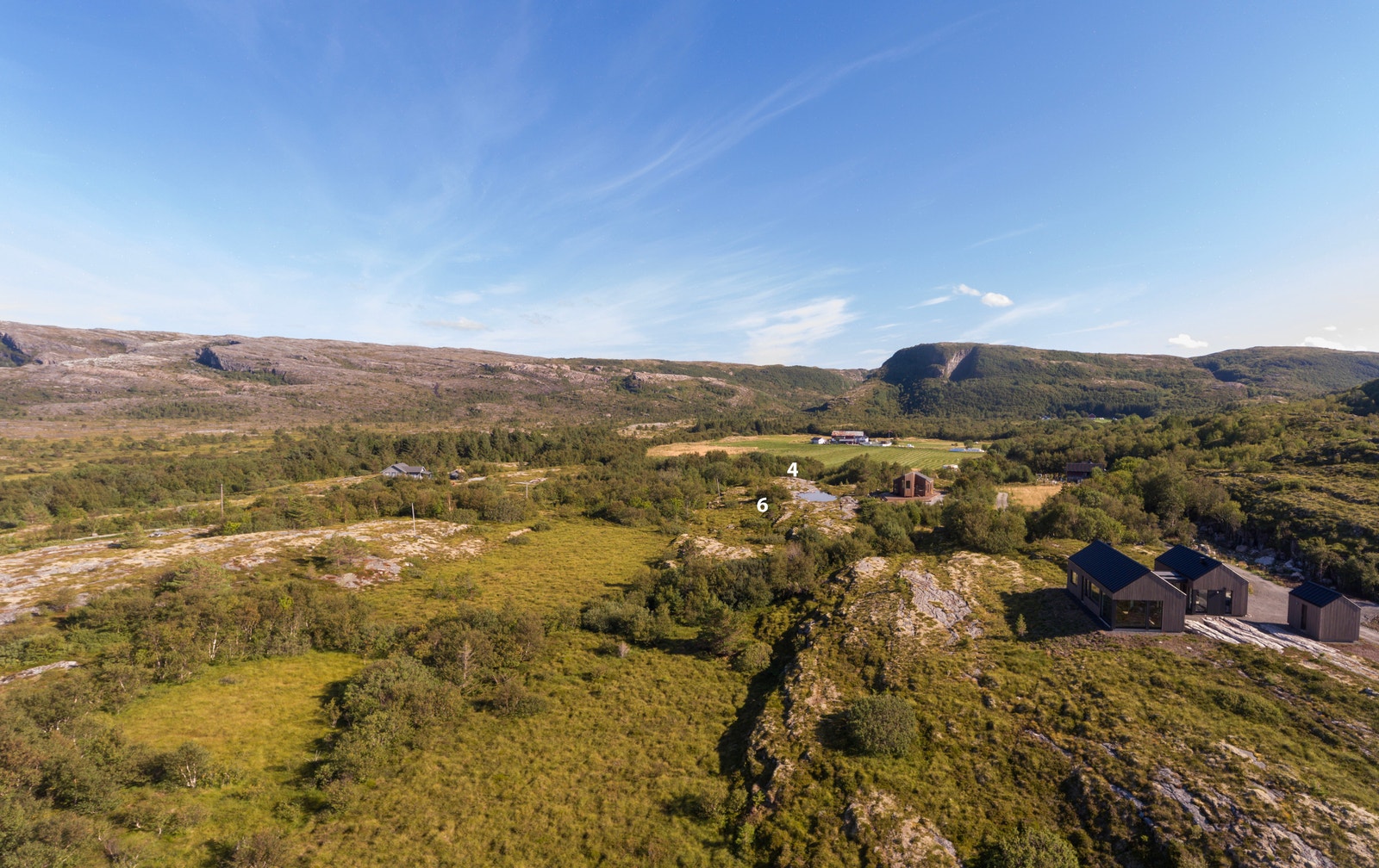 Området ligger i rolige omgivelser med gode solforhold og utsikt mot sjø og fjell Galleribilde