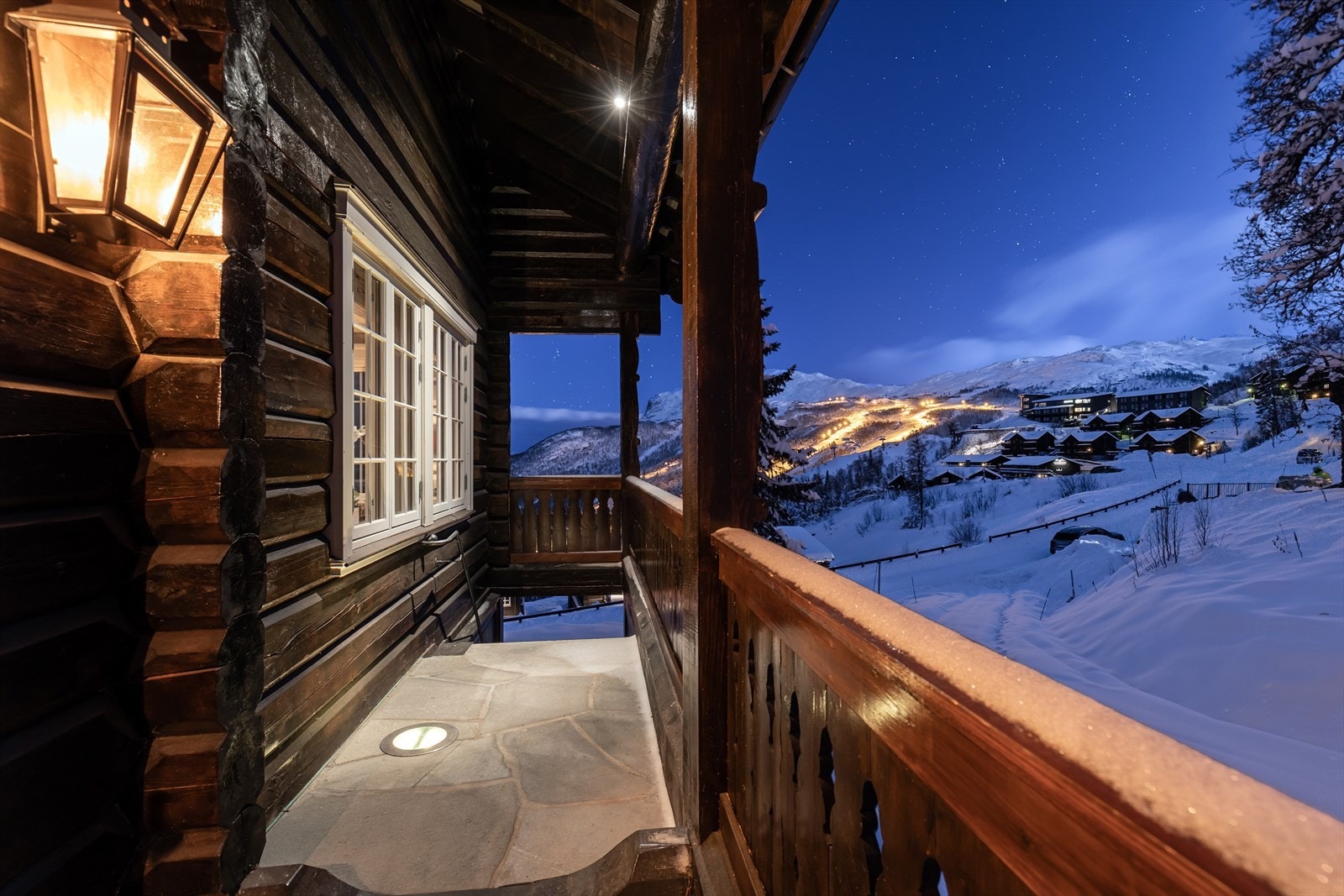 Hyggelig inngangsparti med utsikt mot skianlegget og fjellpanoramaet Galleribilde