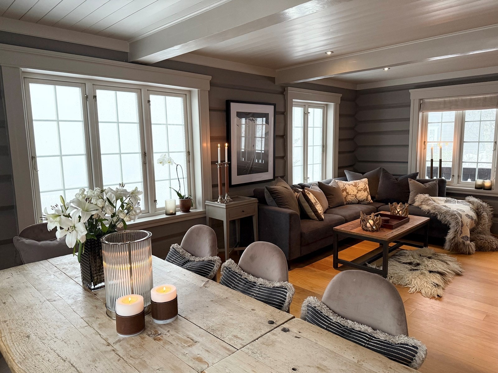 Meget hyggelig og lun stue med store vindusflater mot den spektakulære utsikten mot Galleribilde